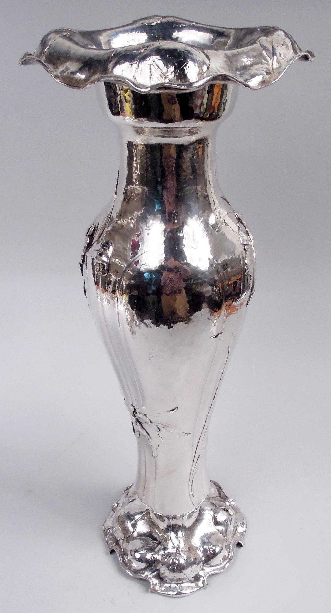 Magnifique vase centre de table en argent Martelé Art Nouveau. Fabriqué par Gorham à Providence en 1908. Balustre haut et allongé avec une embouchure retournée et un pied bombé ; les rebords sont irréguliers et en forme de volutes. Ornementation