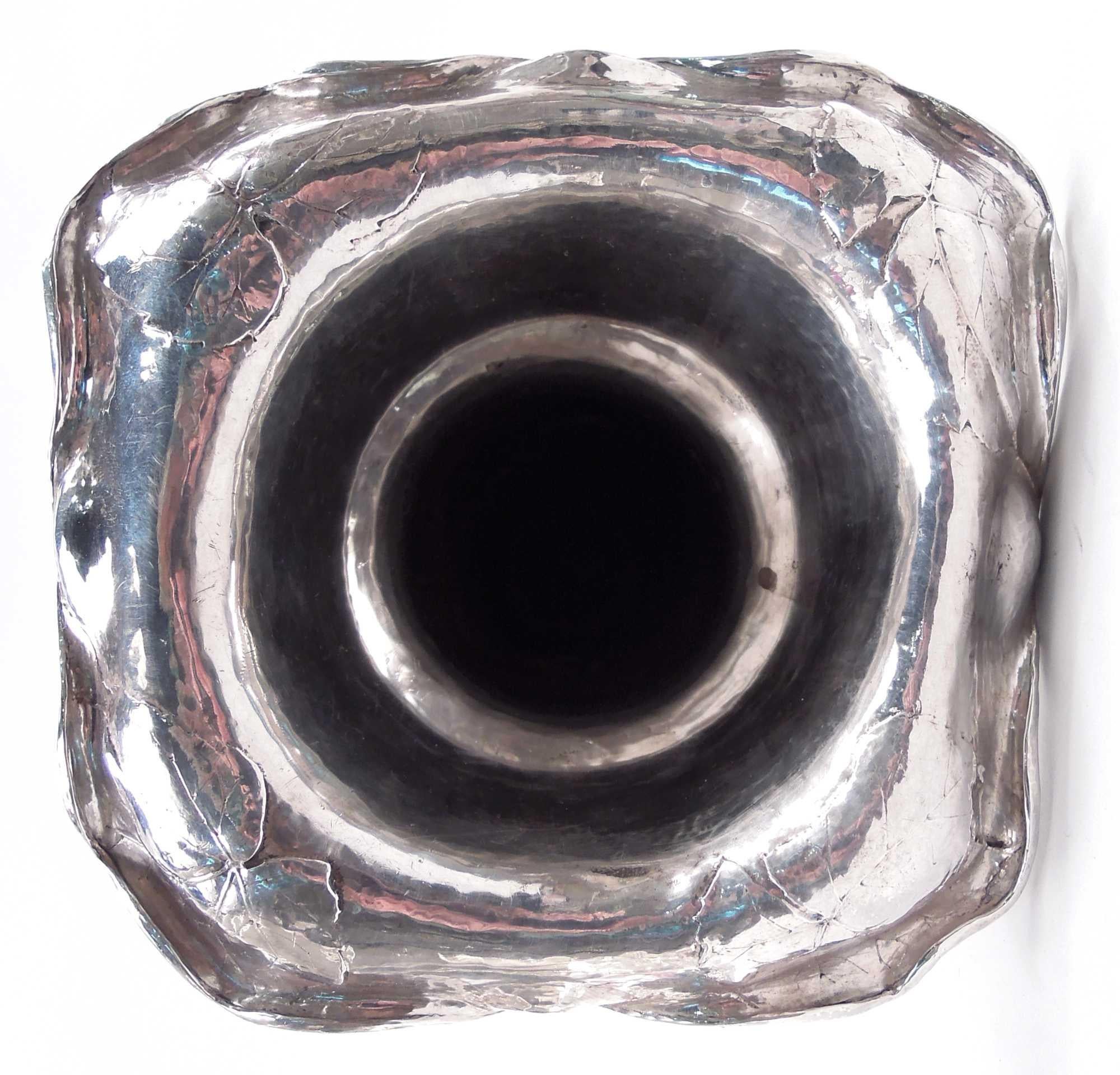 Art nouveau Magnifique vase de centre de table en argent Gorham Martelé, 1908 en vente