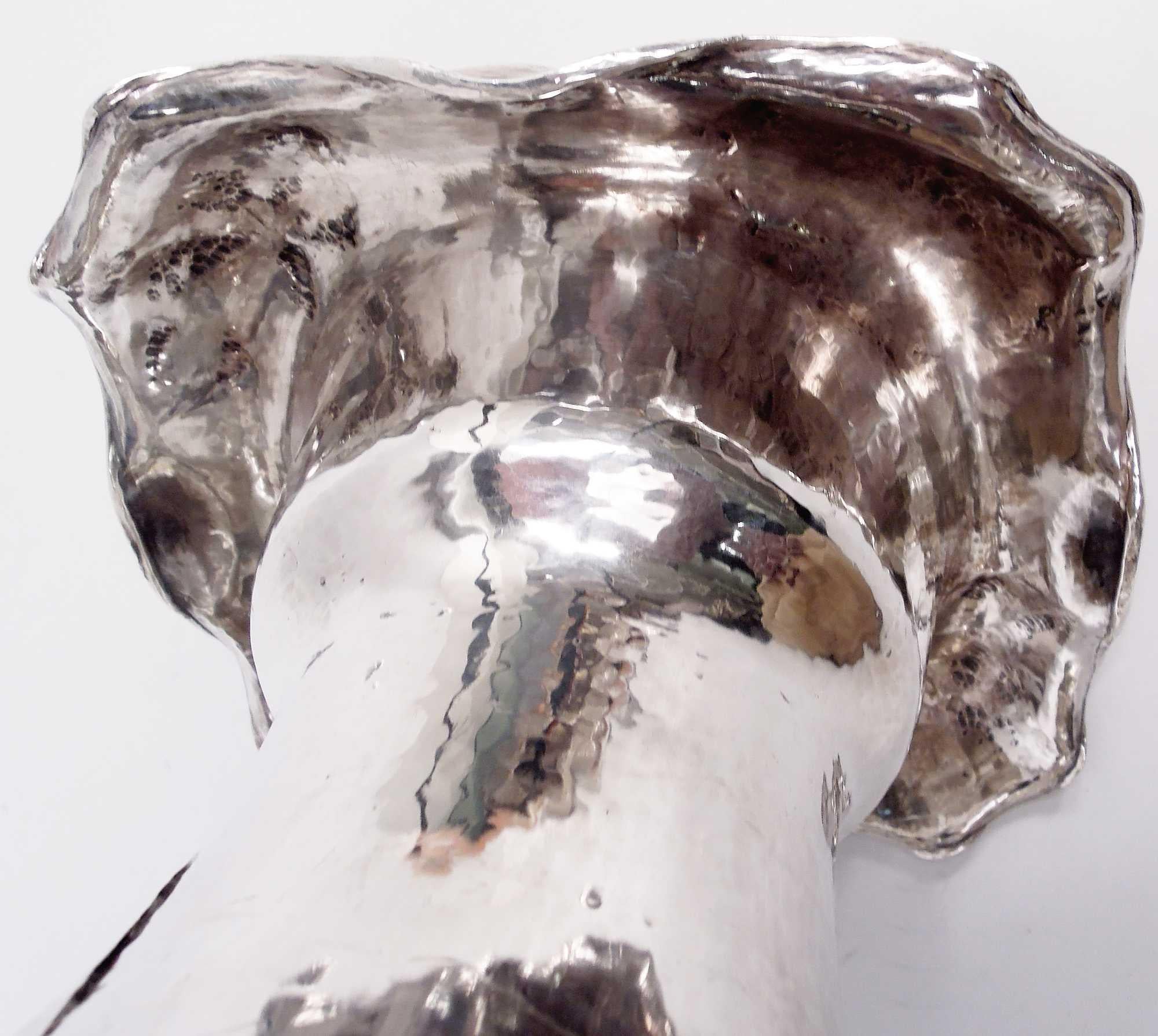Américain Magnifique vase de centre de table en argent Gorham Martelé, 1908 en vente