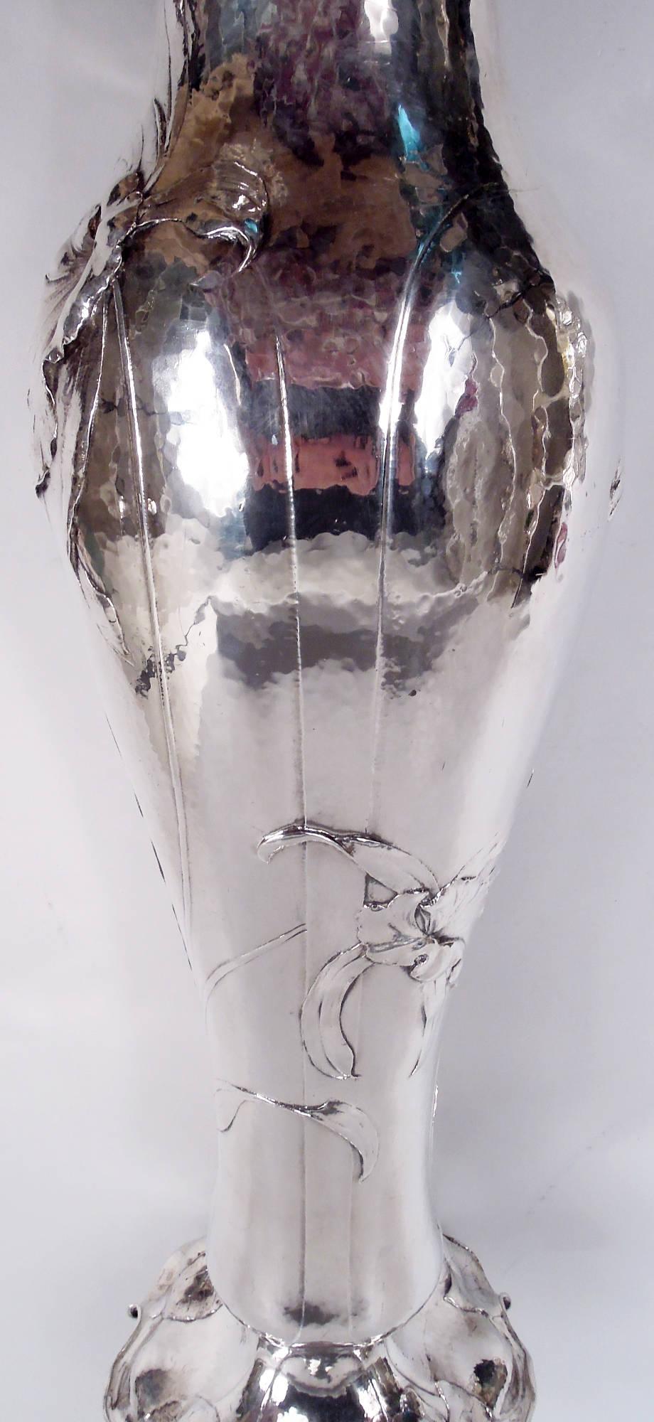 Magnifique vase de centre de table en argent Gorham Martelé, 1908 Bon état - En vente à New York, NY