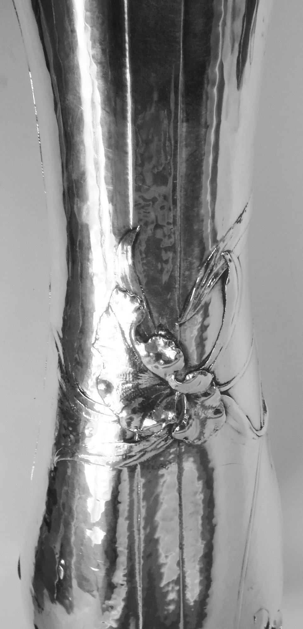 Argent Magnifique vase de centre de table en argent Gorham Martelé, 1908 en vente