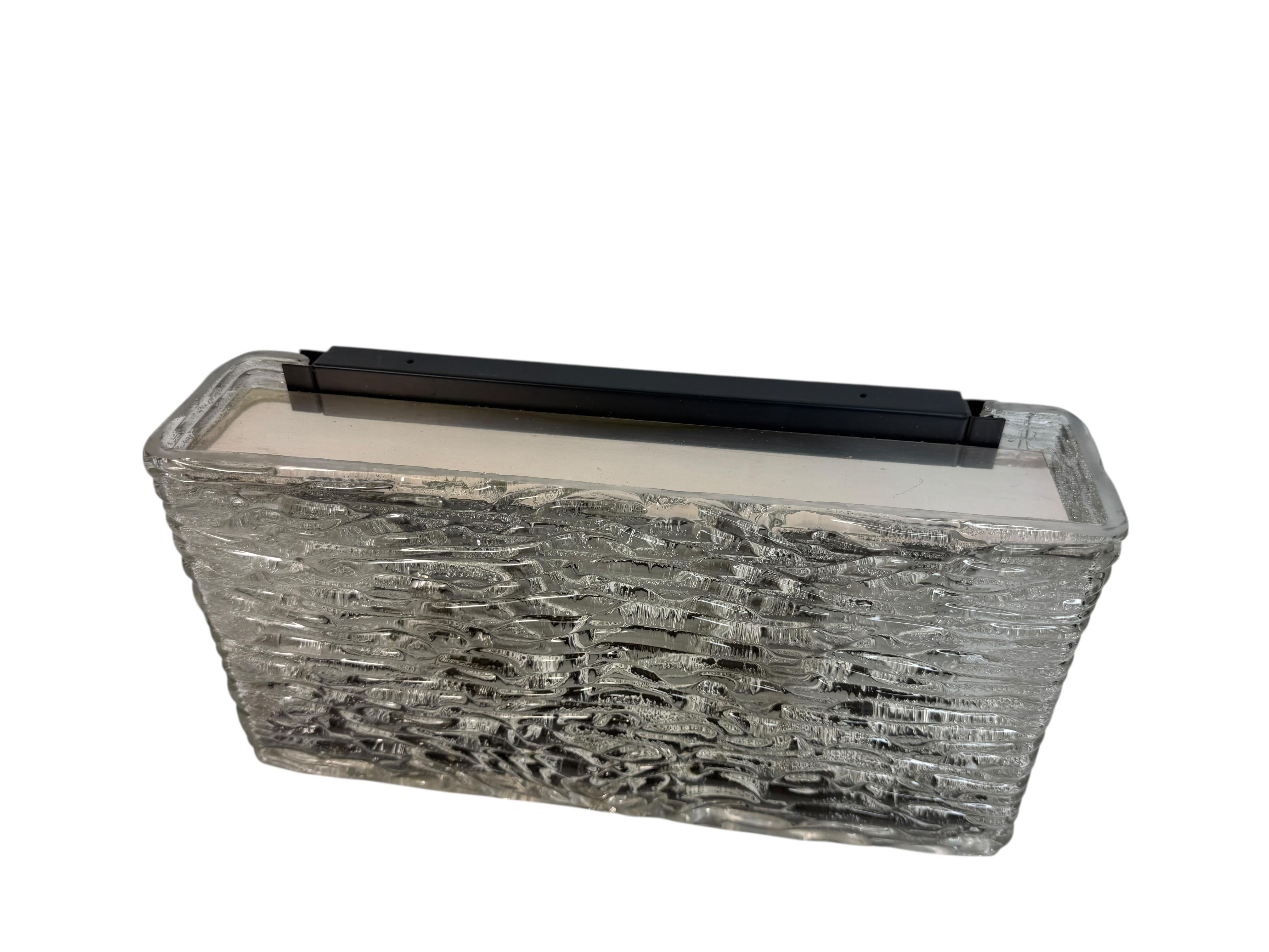 Sconcese Grand-Scale Kaiser Leuchten - Vetro ghiaccio testurizzato

Un'impressionante applique singola di Kaiser Leuchten in grande scala, realizzata da un unico pezzo di vetro color ghiaccio fortemente strutturato. Scoperti in una vendita