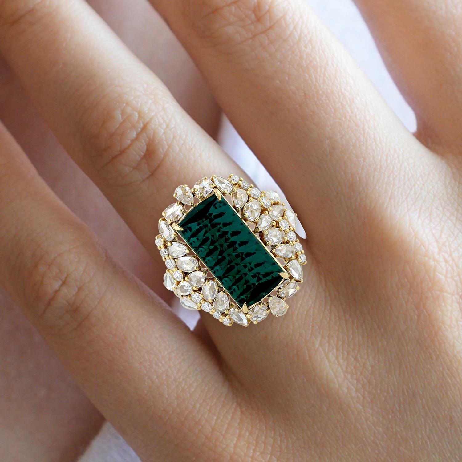 Gorgeous Green Tourmaline Ring With Pear And Round Shape Diamonds In 18k Gold In New Condition For Sale In New York, NY