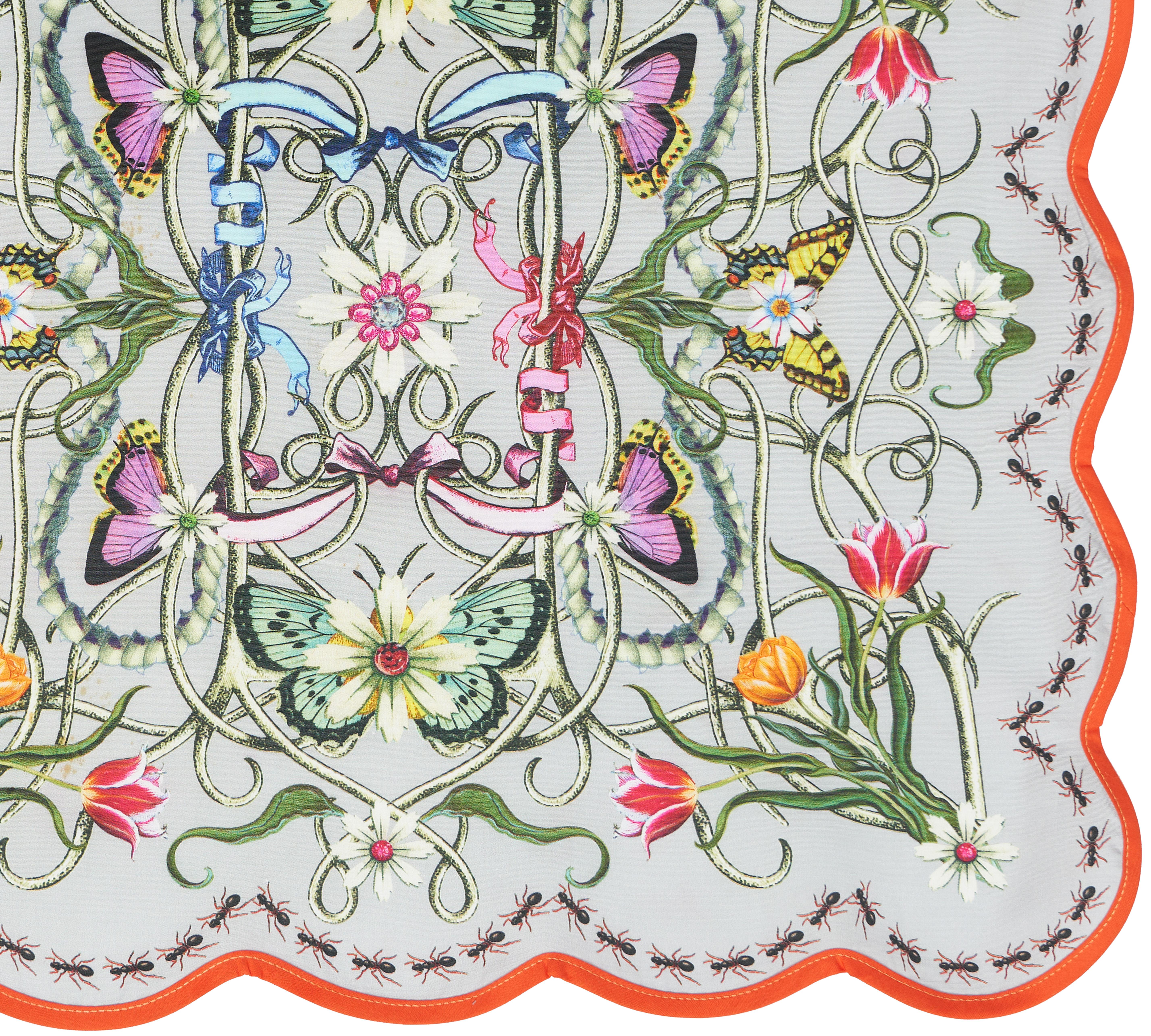 Inspirées par les caractéristiques ornementales de l'Art nouveau, ses lignes asymétriques ondulantes délimitent les fleurs fantaisistes d'Elizabeth Hayt, enchevêtrées de vignes, de nénuphars, de papillons dans de riches tons de couleurs et d'une