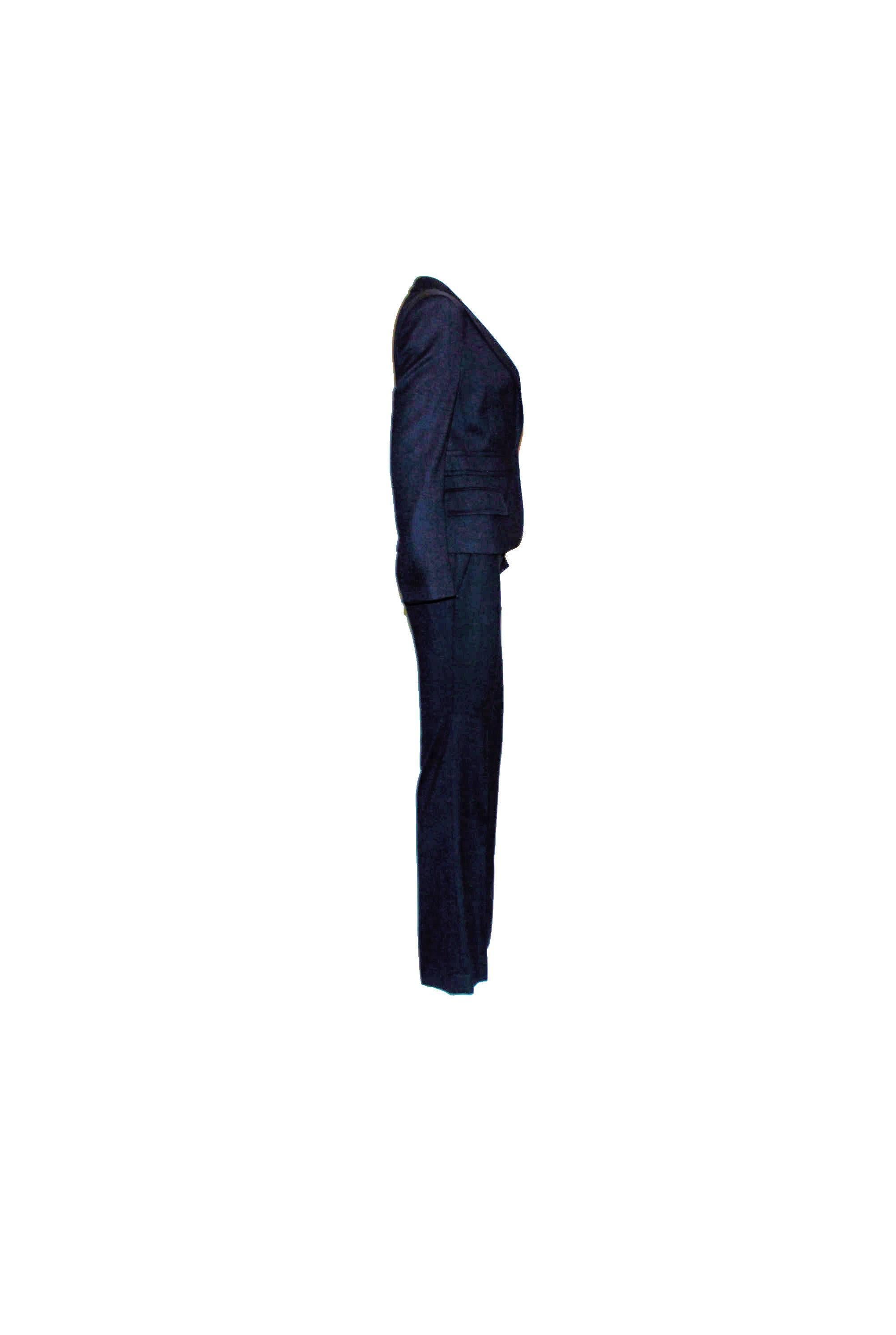 SUPERBE TAILLEUR PANTALON SUR MESURE GUCCI

DE LA DERNIÈRE COLLECTION S DE TOM FORD POUR GUCCI


        Un costume pantalon Gucci by Tom Ford
        Pièce étonnante composée d'un pantalon et d'une veste
        Fabriqué dans un tissu de qualité