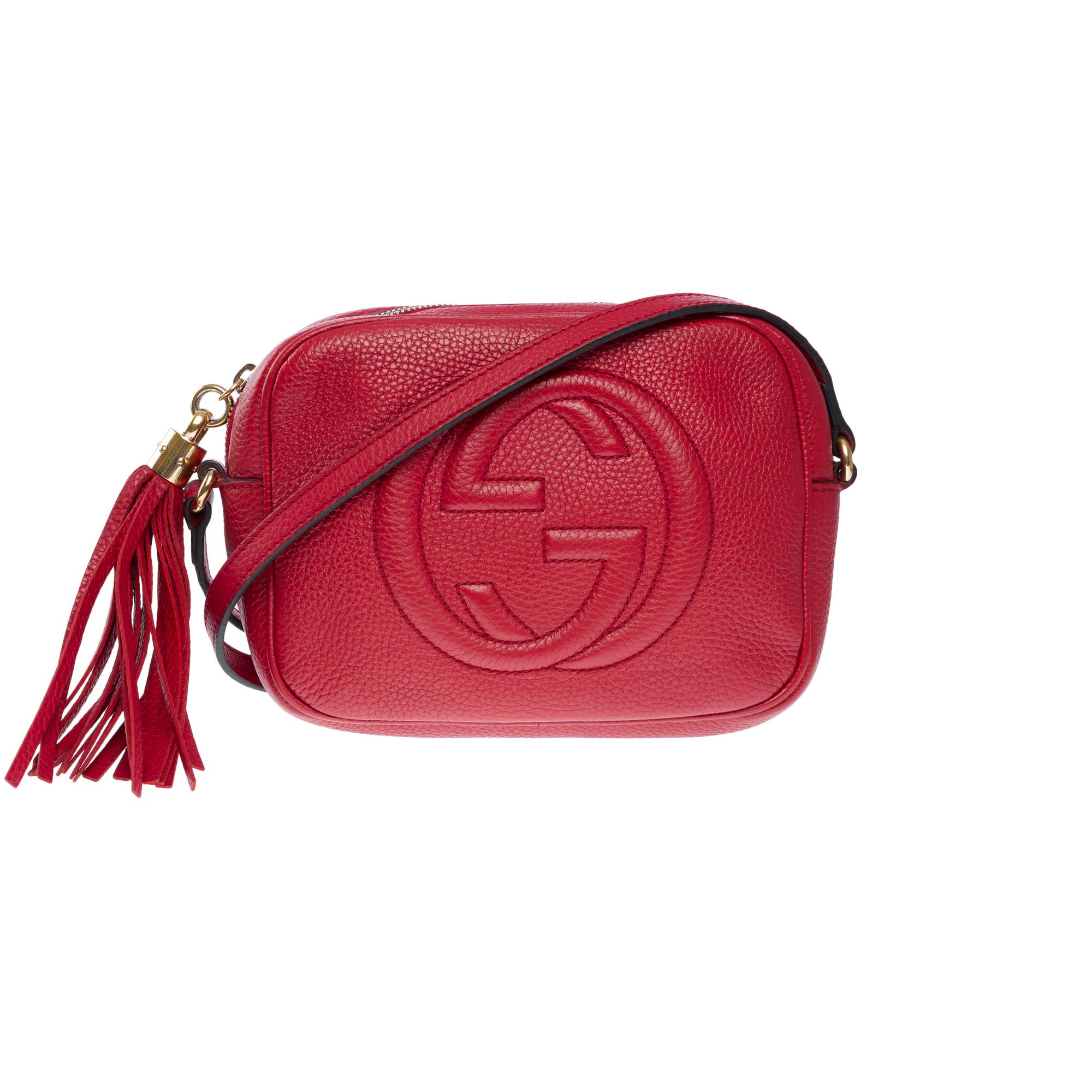Gorgeous​ ​Gucci​ ​Soho​ ​bag​ ​in​ ​red​ ​leather,​ ​gold​ ​metal​ ​trim​ ​and​ ​adjustable​ ​shoulder​ ​strap​ ​in​ ​red​ ​leather​ ​allowing​ ​a​ ​shoulder​ ​or​ ​crossbody​ ​carry

Zipper
Inner​ ​lining​ ​in​ ​beige​ ​fabric​ ​and​ ​two​ ​patch​