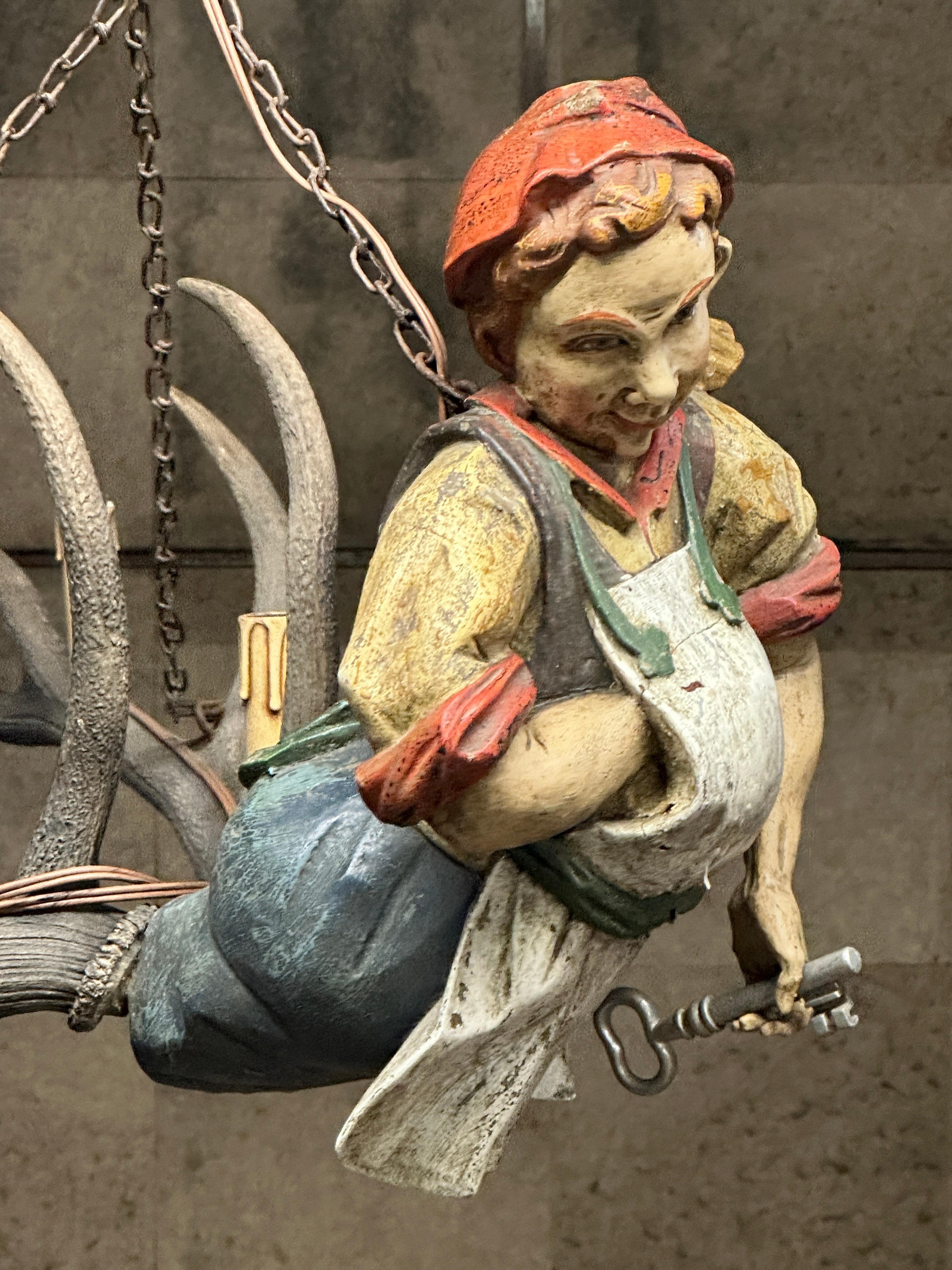 Wunderschöner handgeschnitzter Lustermannchen Butler-Skulptur-Kronleuchter aus Holz Österreich (Geweih) im Angebot
