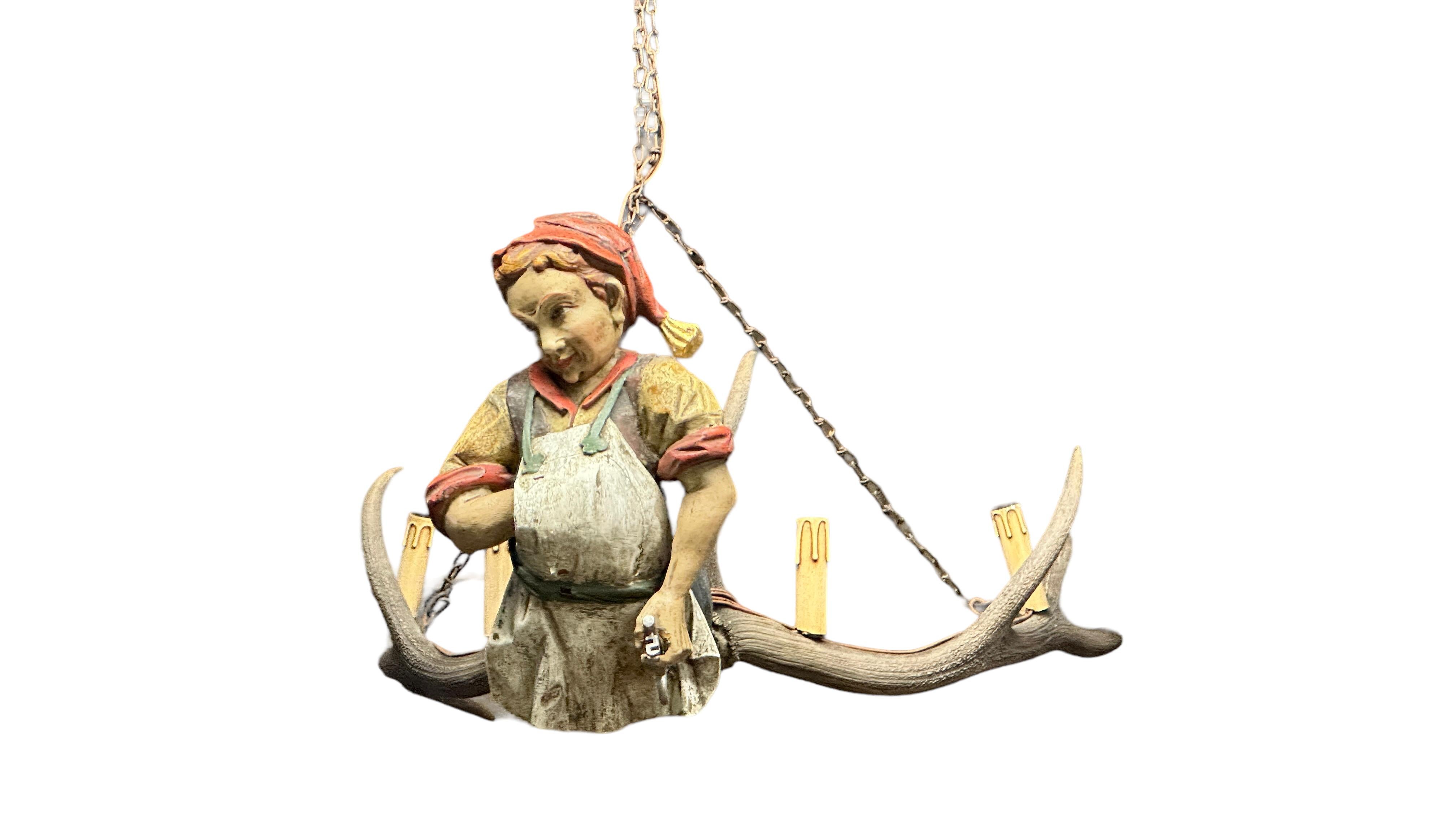 Wunderschöner handgeschnitzter Lustermannchen Butler-Skulptur-Kronleuchter aus Holz Österreich im Angebot 3