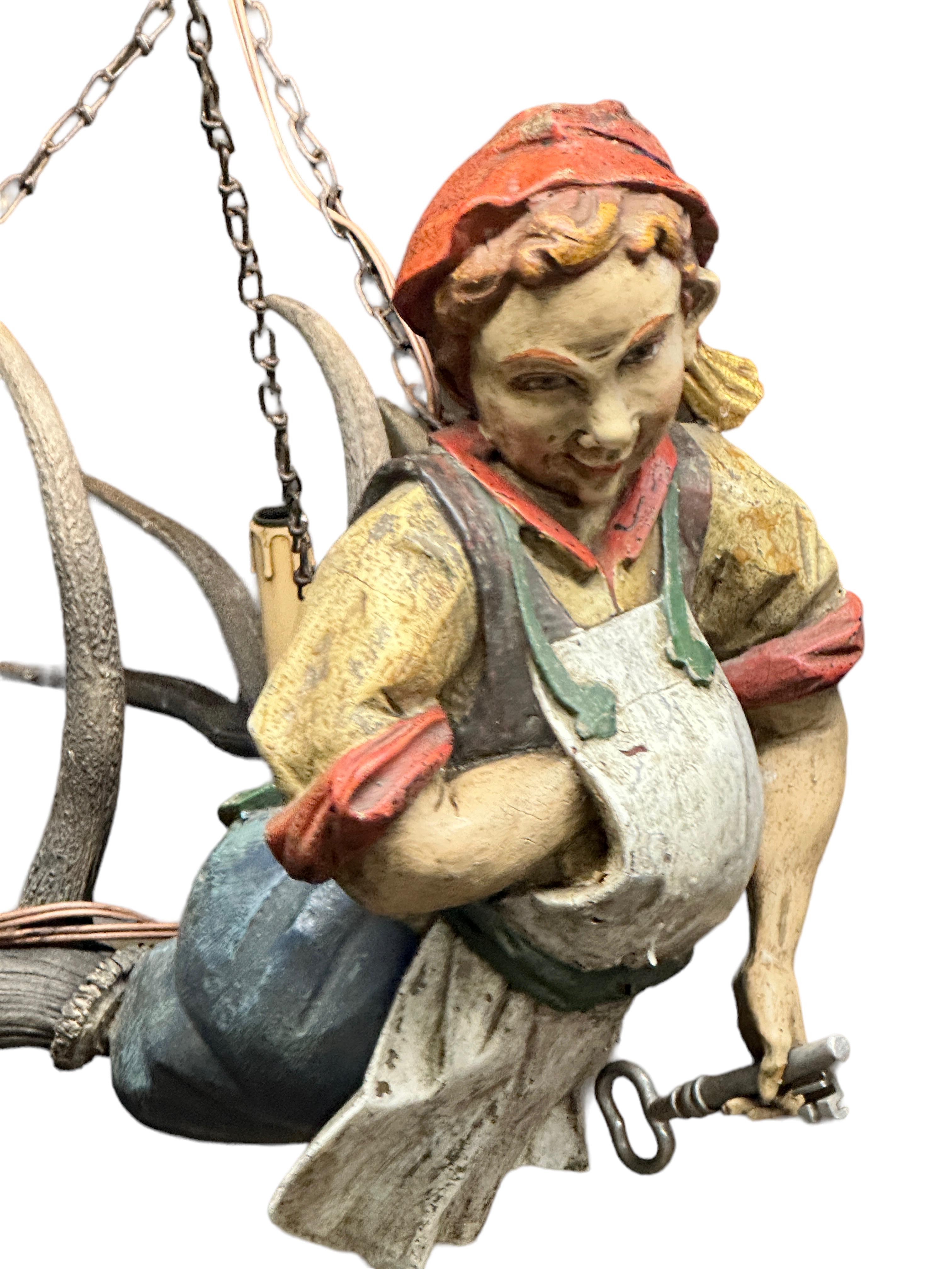 Wunderschöner handgeschnitzter Lustermannchen Butler-Skulptur-Kronleuchter aus Holz Österreich (Mitte des 20. Jahrhunderts) im Angebot