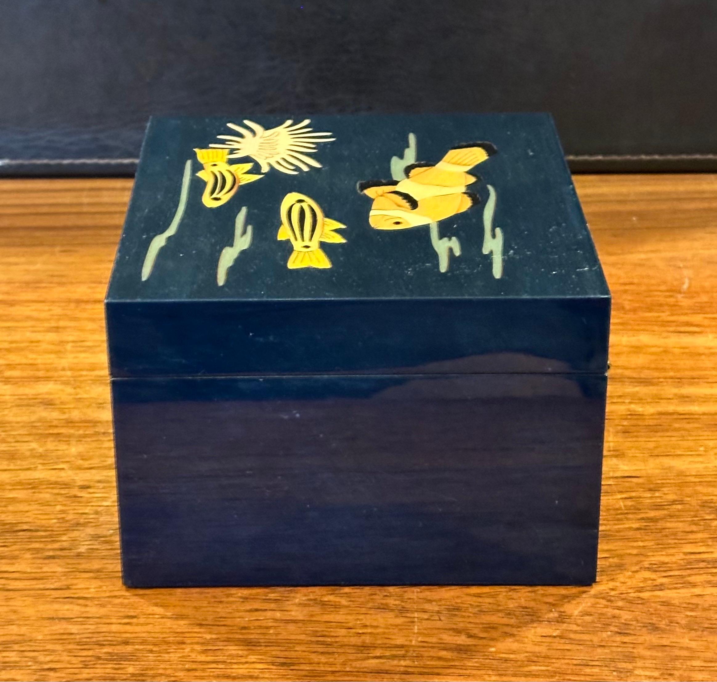 Precioso joyero lacado con motivos marinos incrustados hecho a mano por Ercalano de Italia en venta 3