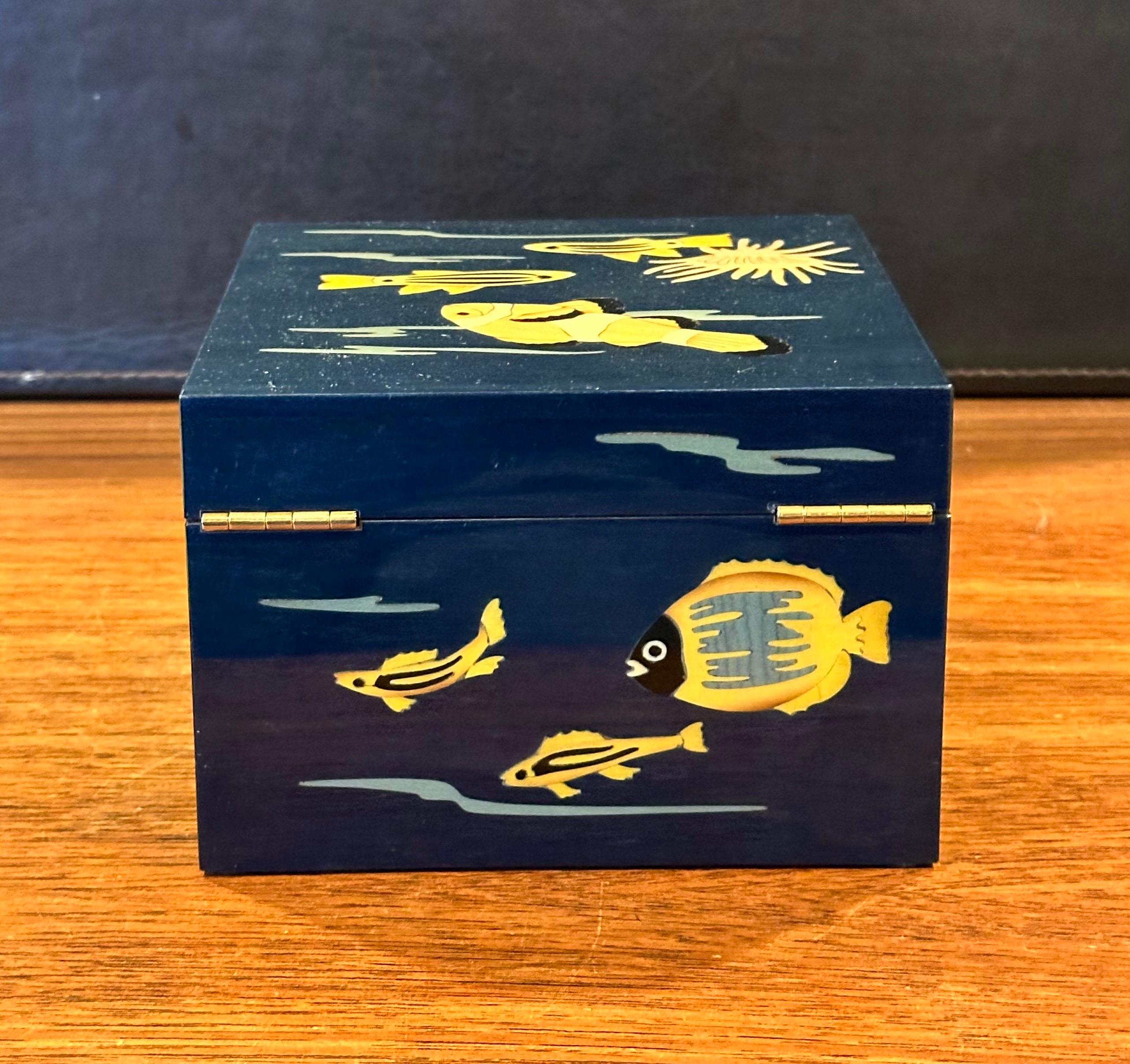 Precioso joyero lacado con motivos marinos incrustados hecho a mano por Ercalano de Italia en venta 4