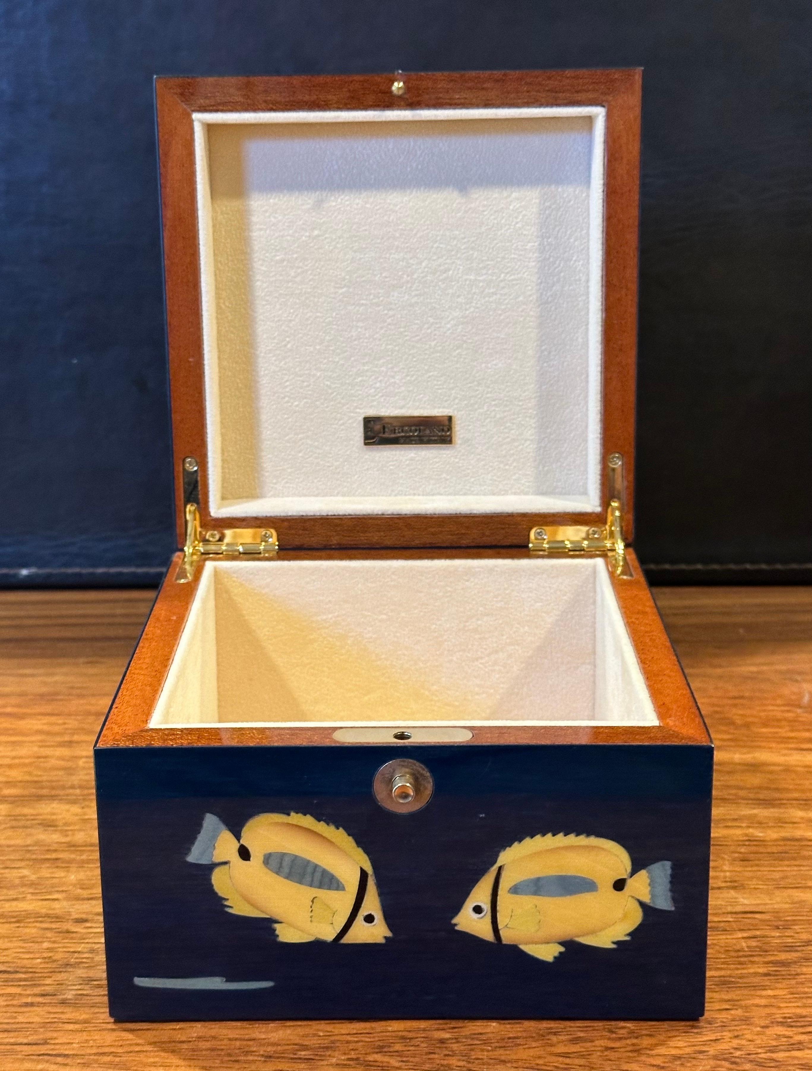 Precioso joyero lacado con motivos marinos incrustados hecho a mano por Ercalano de Italia en venta 5