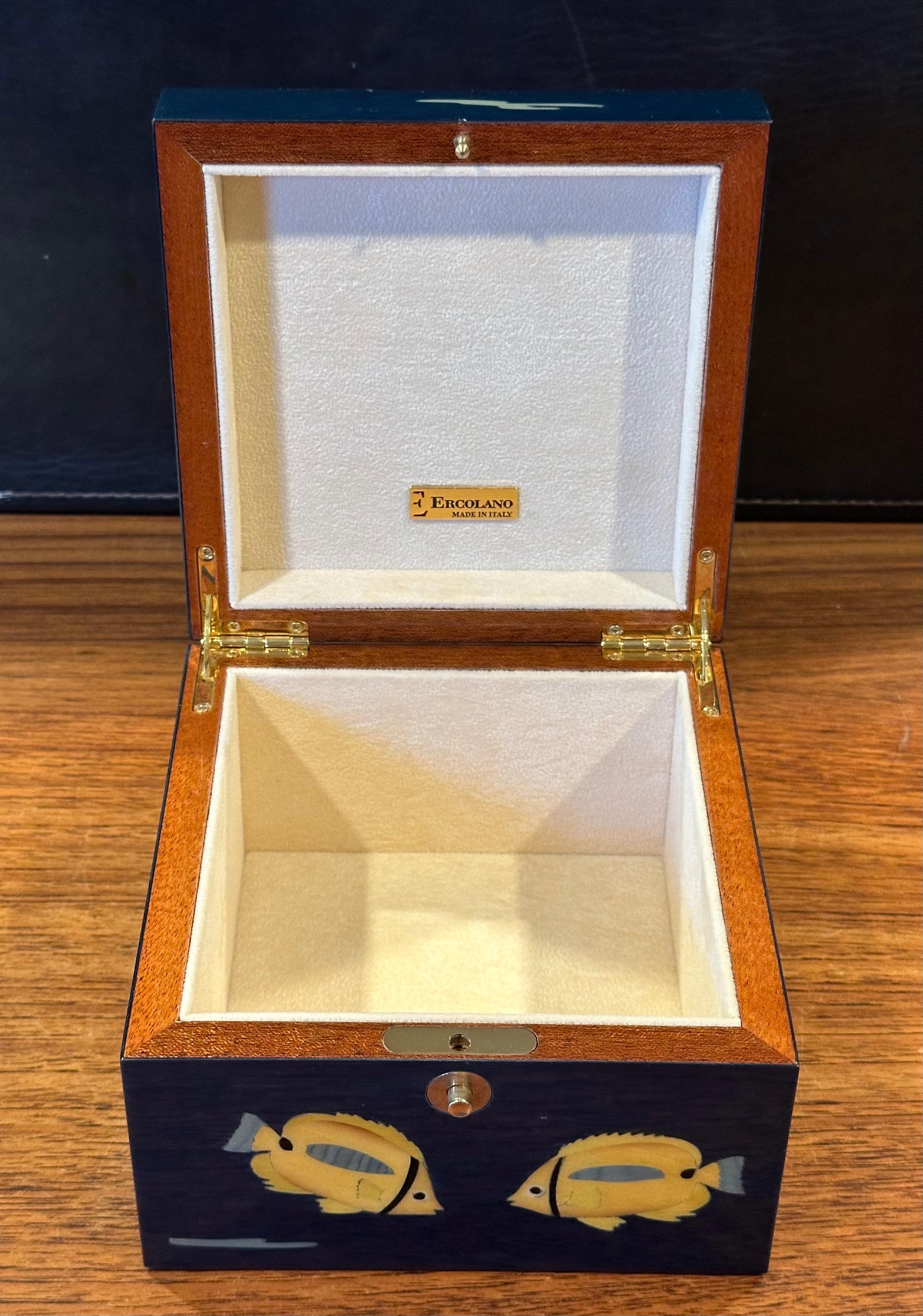 Precioso joyero lacado con motivos marinos incrustados hecho a mano por Ercalano de Italia en venta 6