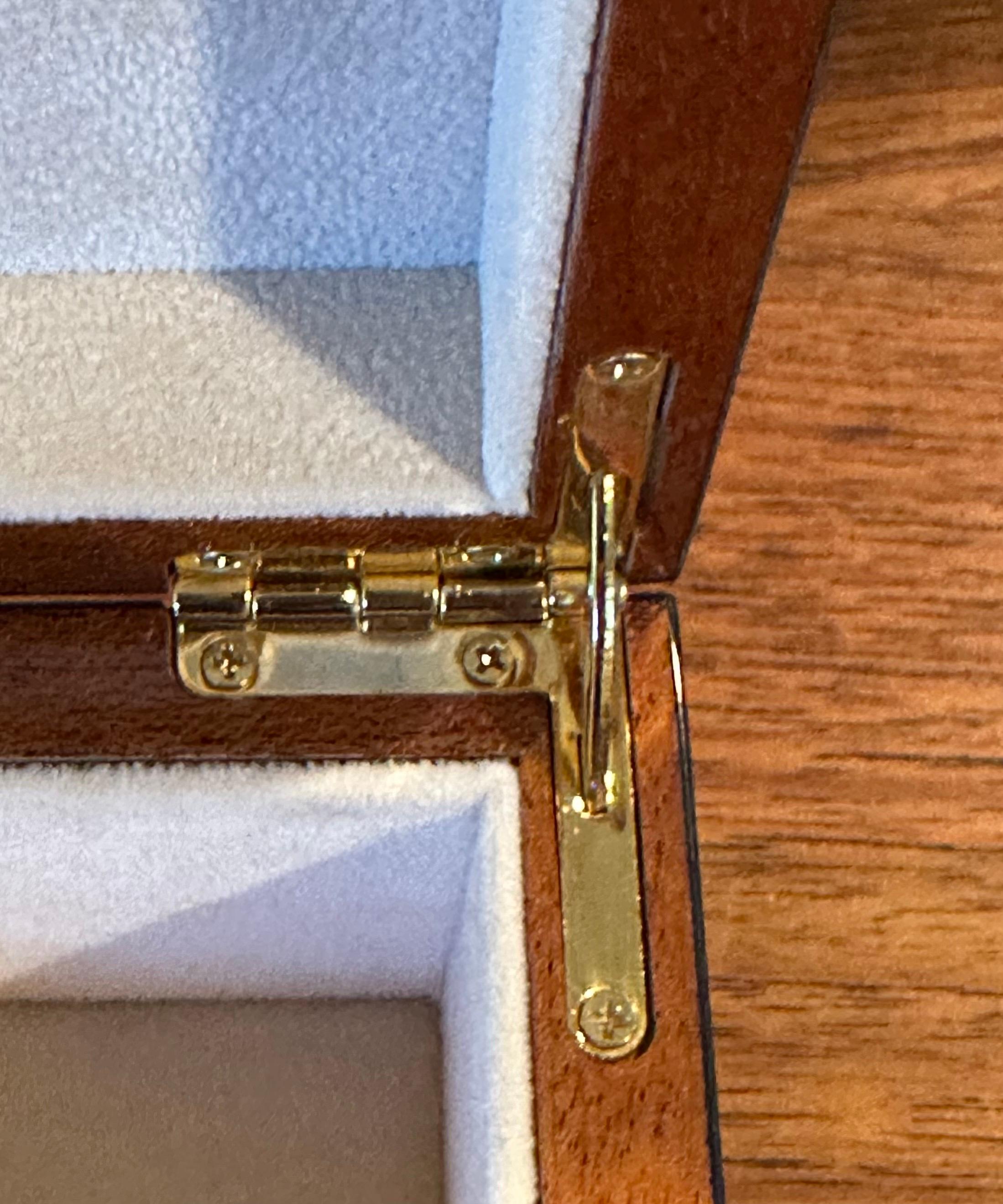 Precioso joyero lacado con motivos marinos incrustados hecho a mano por Ercalano de Italia en venta 8