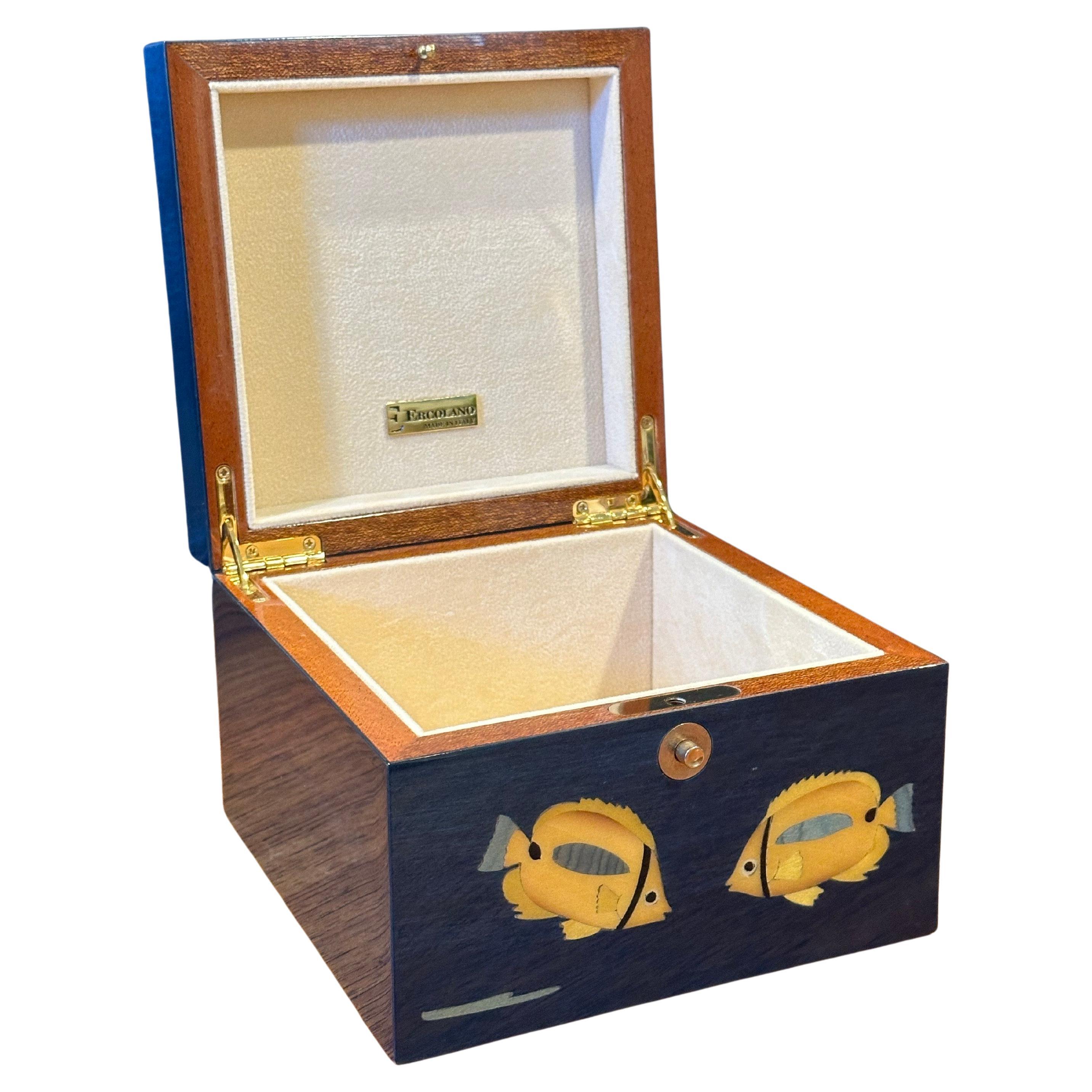 Precioso joyero lacado con motivos marinos incrustados hecho a mano por Ercalano de Italia Italiano en venta