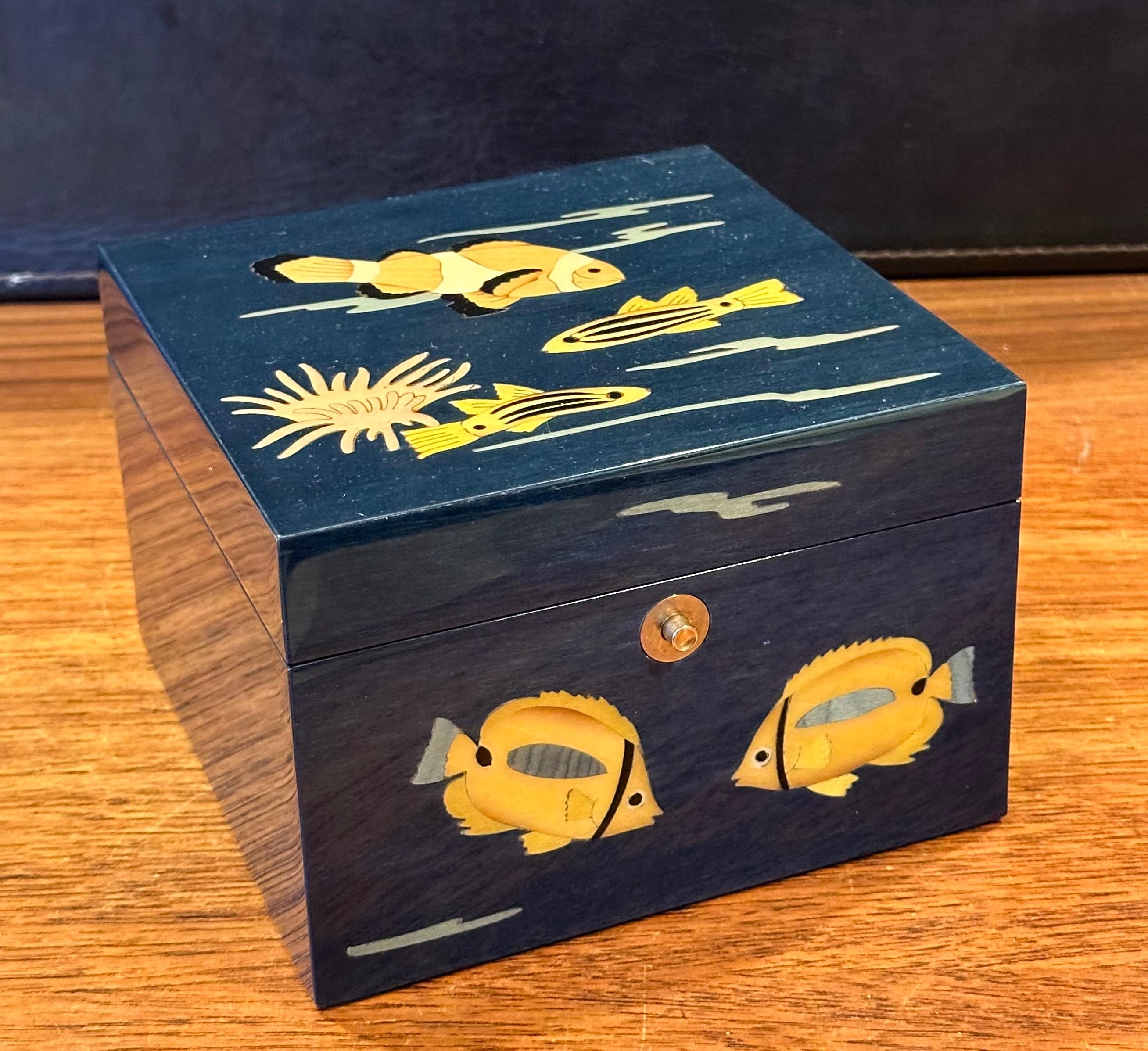 Precioso joyero lacado con motivos marinos incrustados hecho a mano por Ercalano de Italia en Bueno estado para la venta en San Diego, CA
