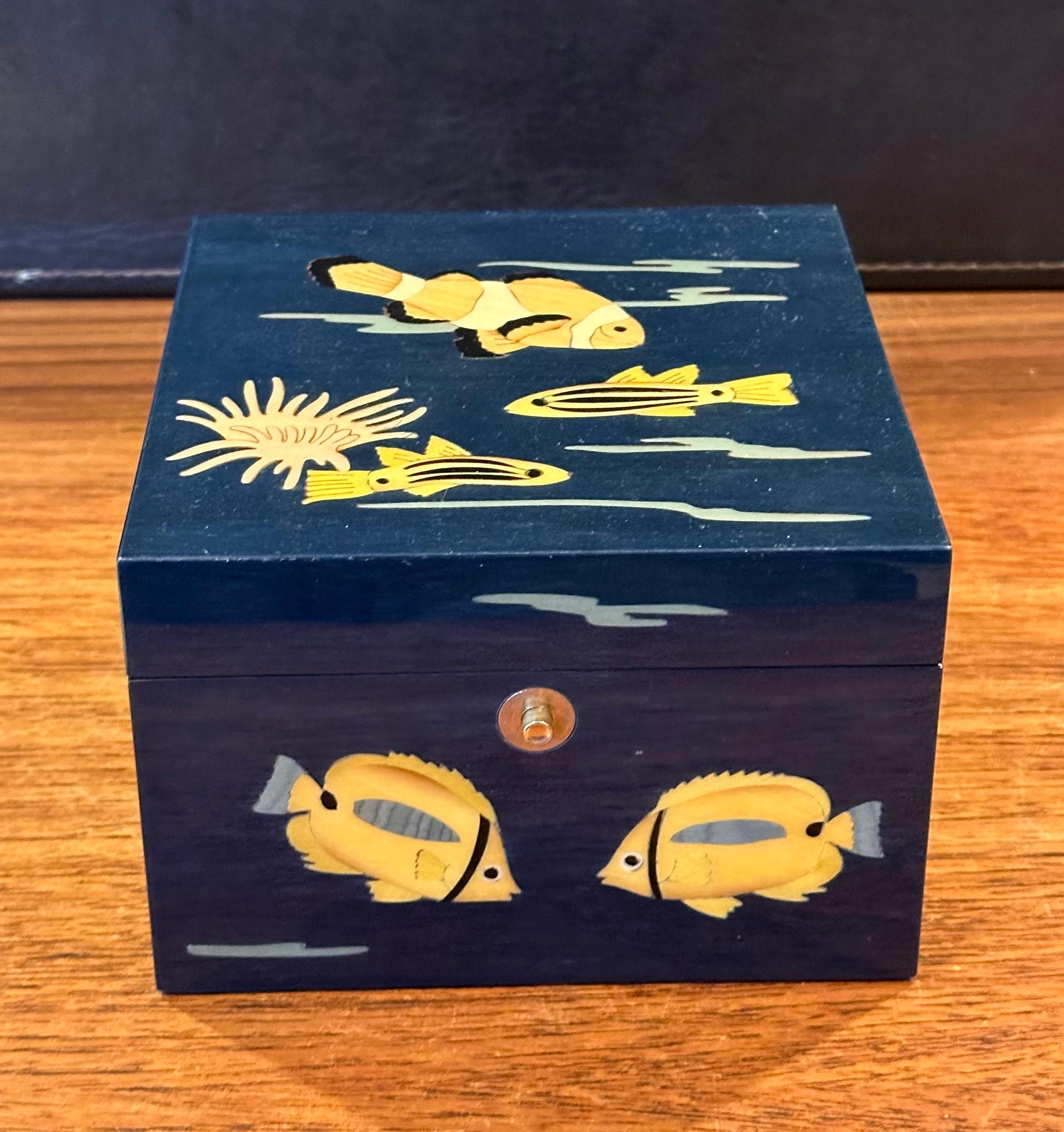 Precioso joyero lacado con motivos marinos incrustados hecho a mano por Ercalano de Italia Latón en venta