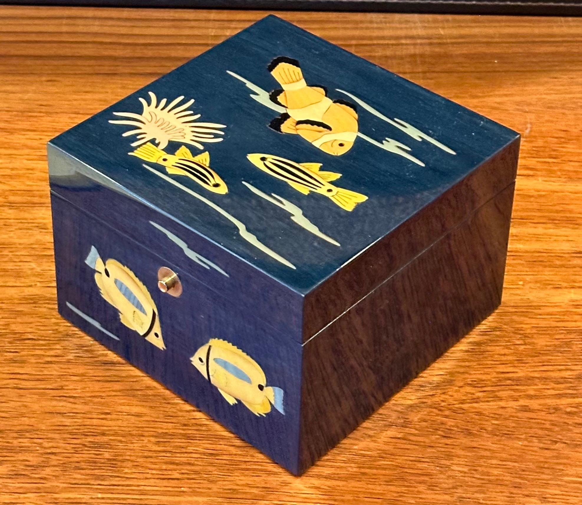 Precioso joyero lacado con motivos marinos incrustados hecho a mano por Ercalano de Italia en venta 1