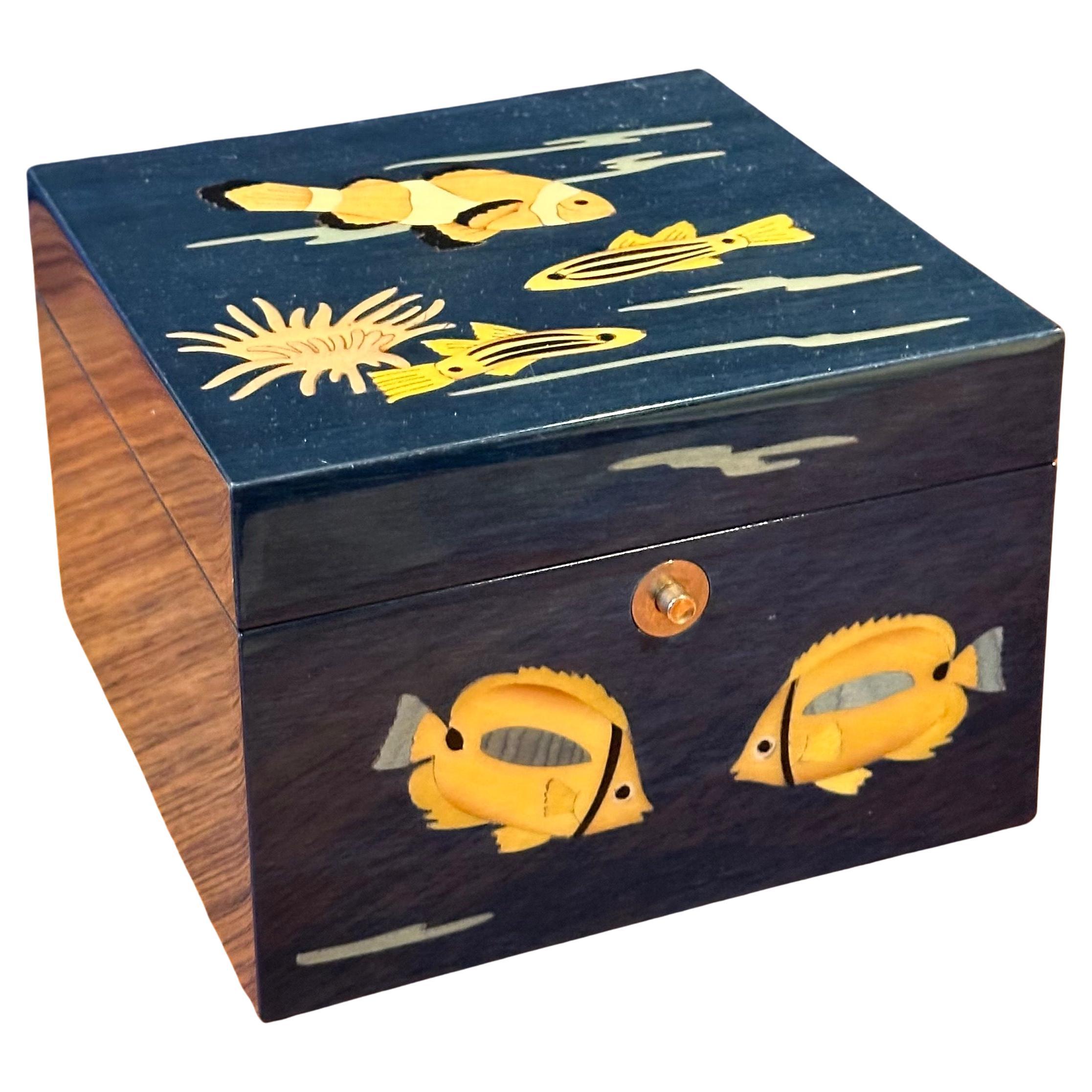 Precioso joyero lacado con motivos marinos incrustados hecho a mano por Ercalano de Italia en venta