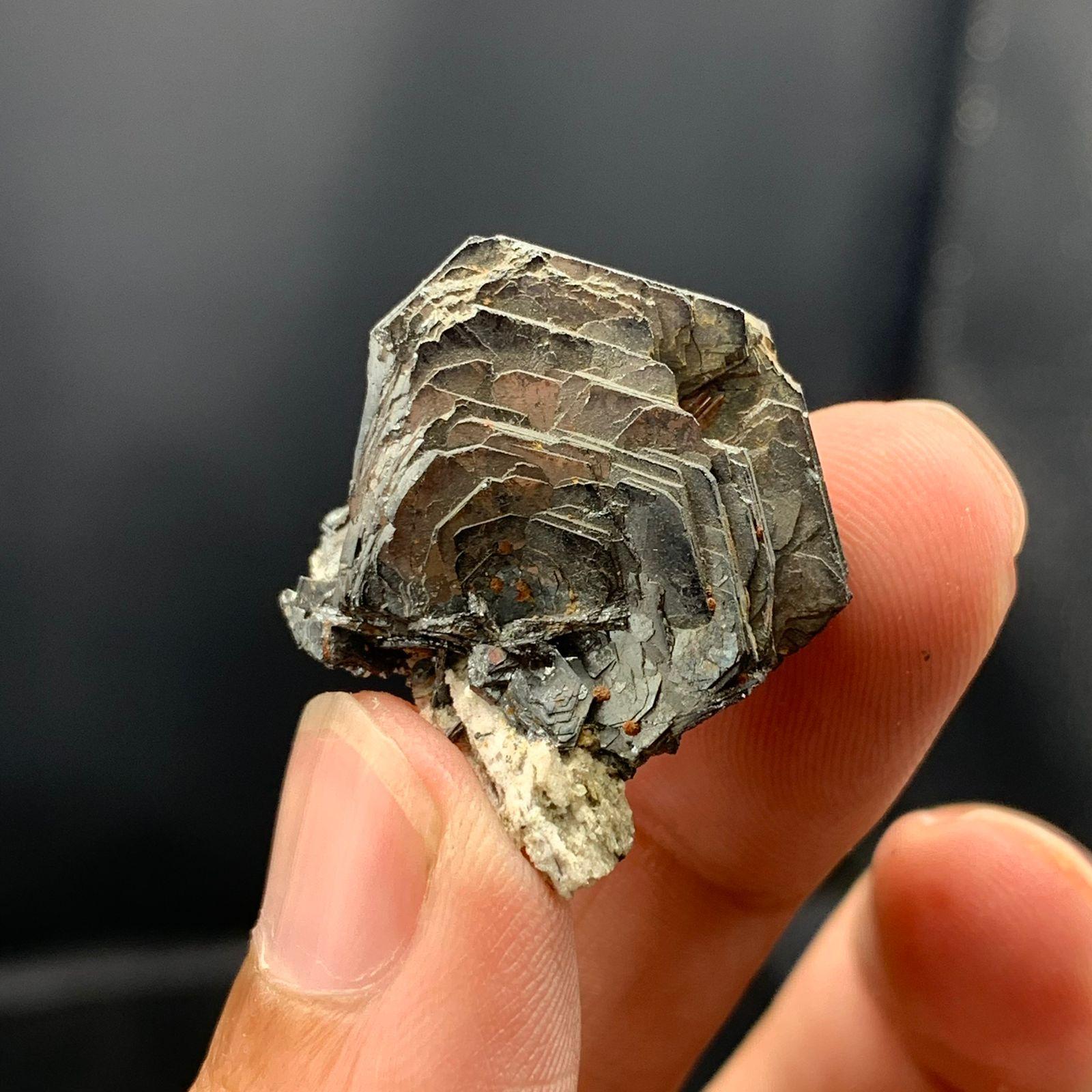 PRODUKTINFORMATION:

Probe Туре: Silbrig schwarzer Hämatit mit braunen Sideritkristallen
Gewicht: 9 Gramm
Abmessungen: H: 2,5 x B: 2,4 x T: 1,5 cm
Herkunft: Bezirk Skardu, Gilgit Baltistan, Pakistan
Behandlung: Keine

BESCHREIBUNG: 

Wir