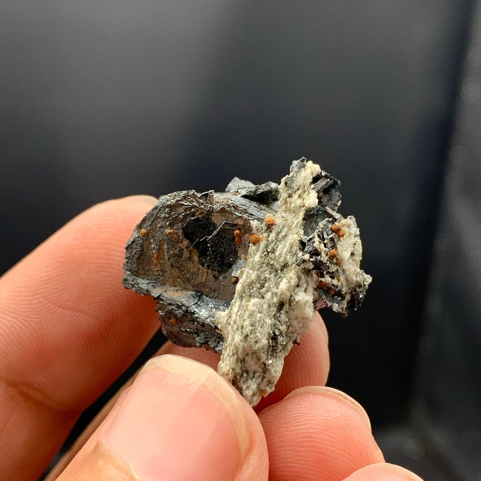 Wunderschöne Hämatit-Rosenkristalle mit Siderit auf Albite aus Skardu, Pakistan (Adamstil) im Angebot