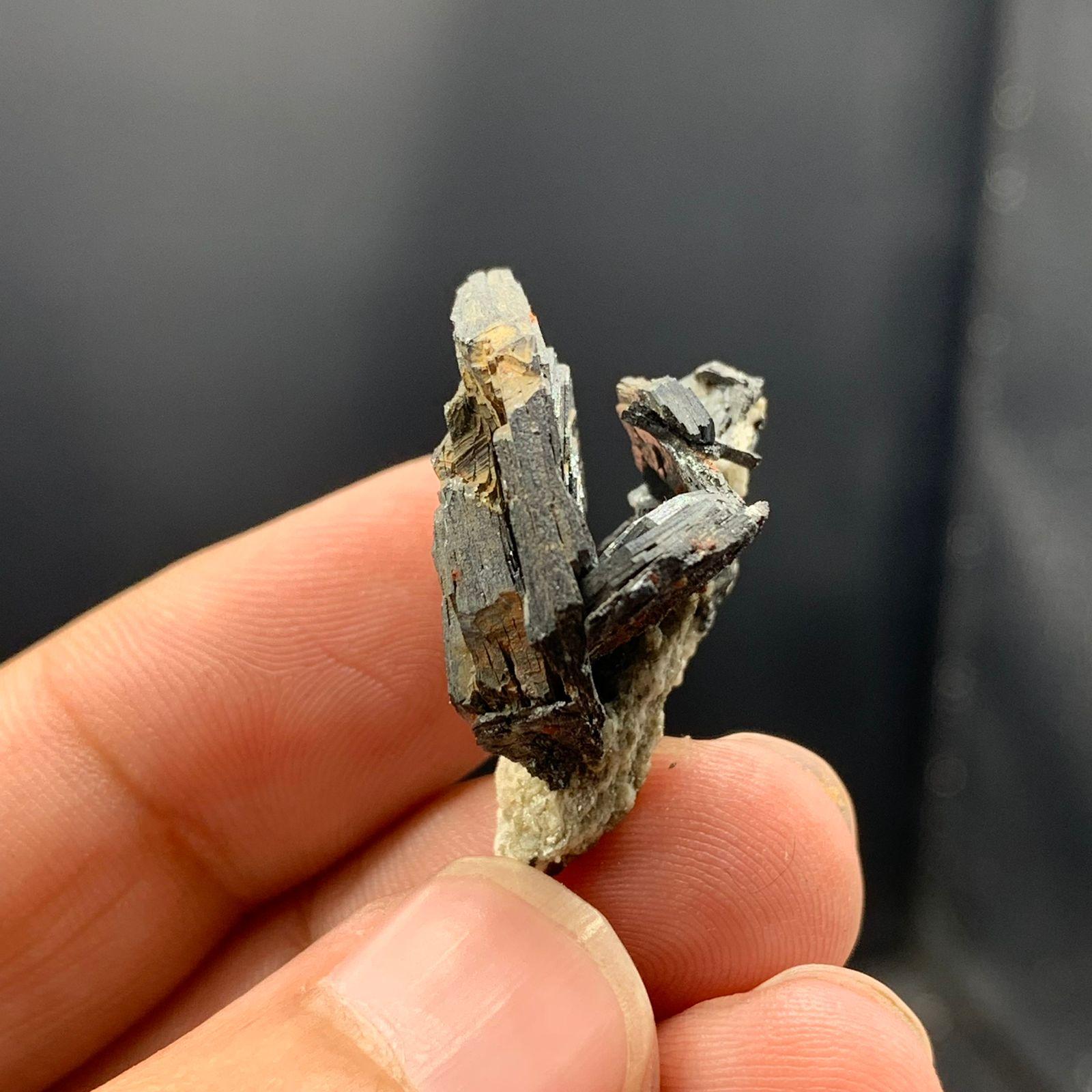 Wunderschöne Hämatit-Rosenkristalle mit Siderit auf Albite aus Skardu, Pakistan (Pakistanisch) im Angebot