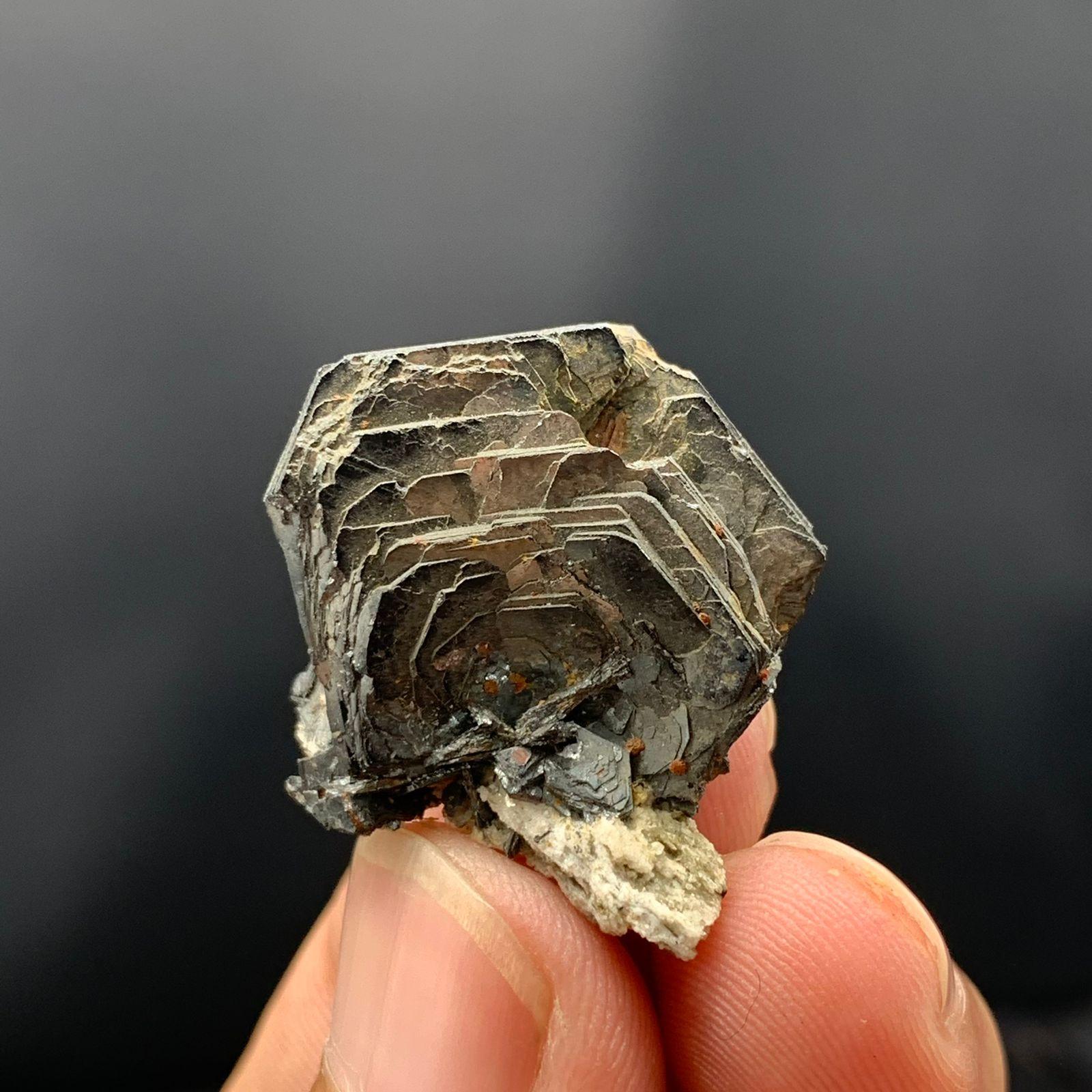 Wunderschöne Hämatit-Rosenkristalle mit Siderit auf Albite aus Skardu, Pakistan im Zustand „Gut“ im Angebot in Peshawar, PK