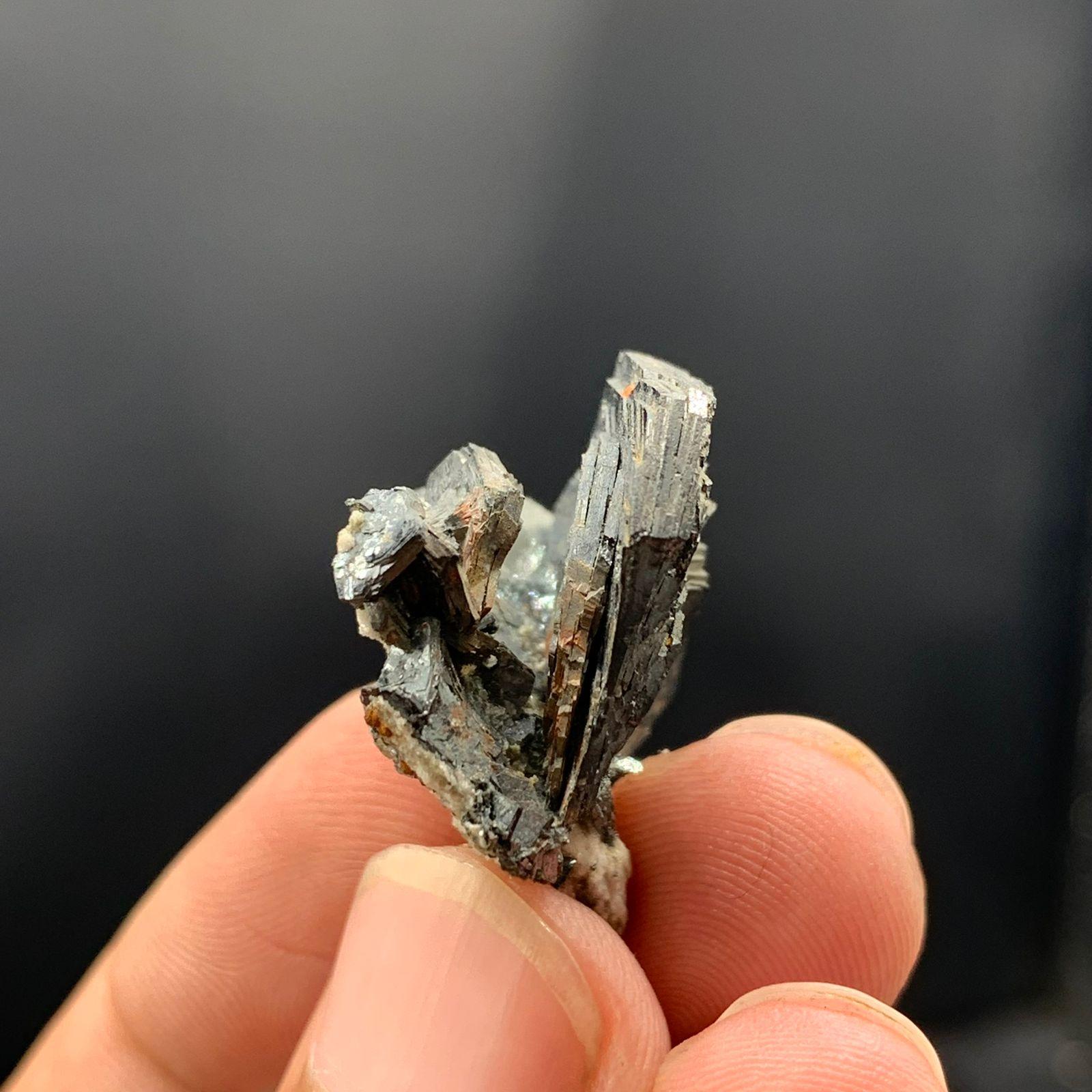 Wunderschöne Hämatit-Rosenkristalle mit Siderit auf Albite aus Skardu, Pakistan (21. Jahrhundert und zeitgenössisch) im Angebot