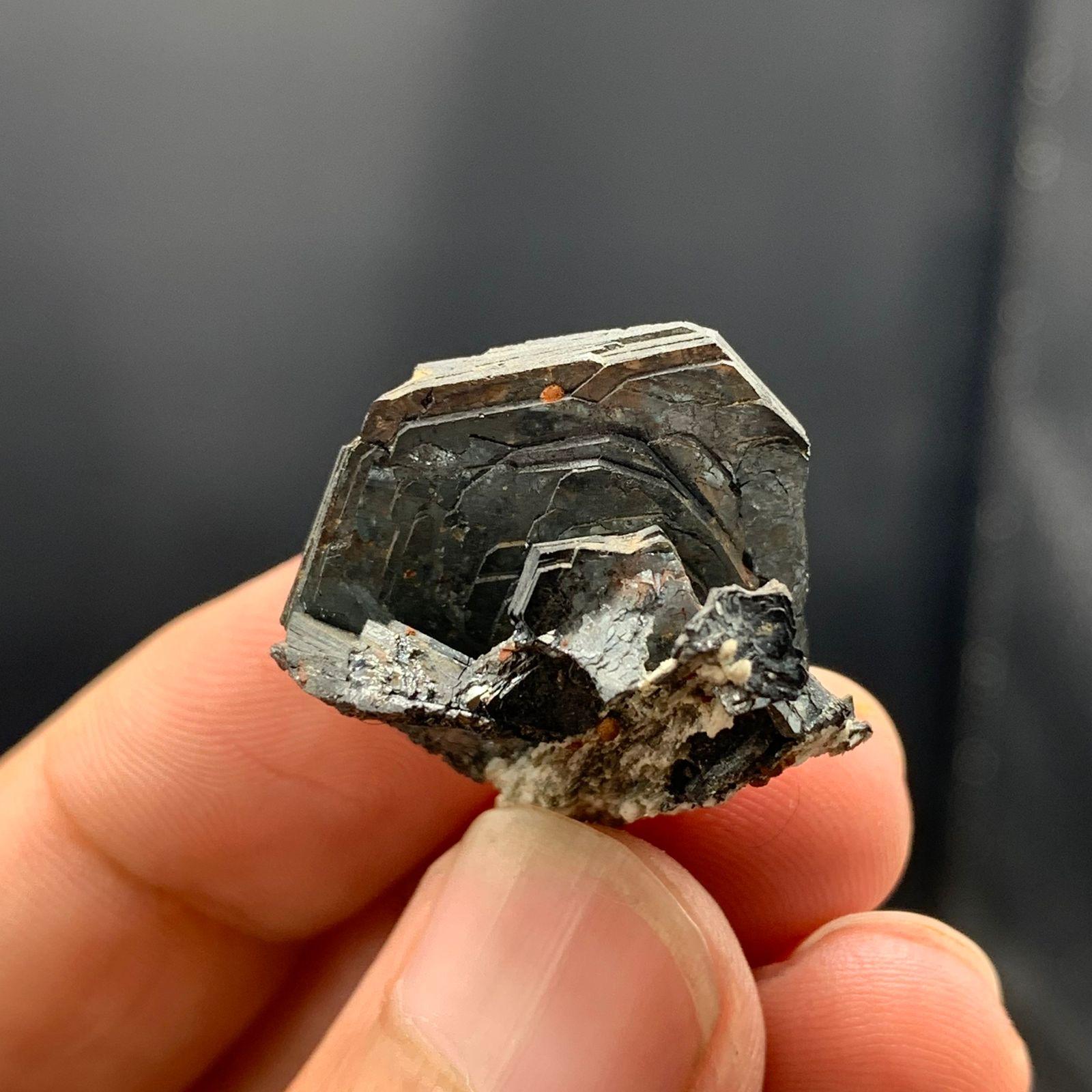 Wunderschöne Hämatit-Rosenkristalle mit Siderit auf Albite aus Skardu, Pakistan (Bergkristall) im Angebot