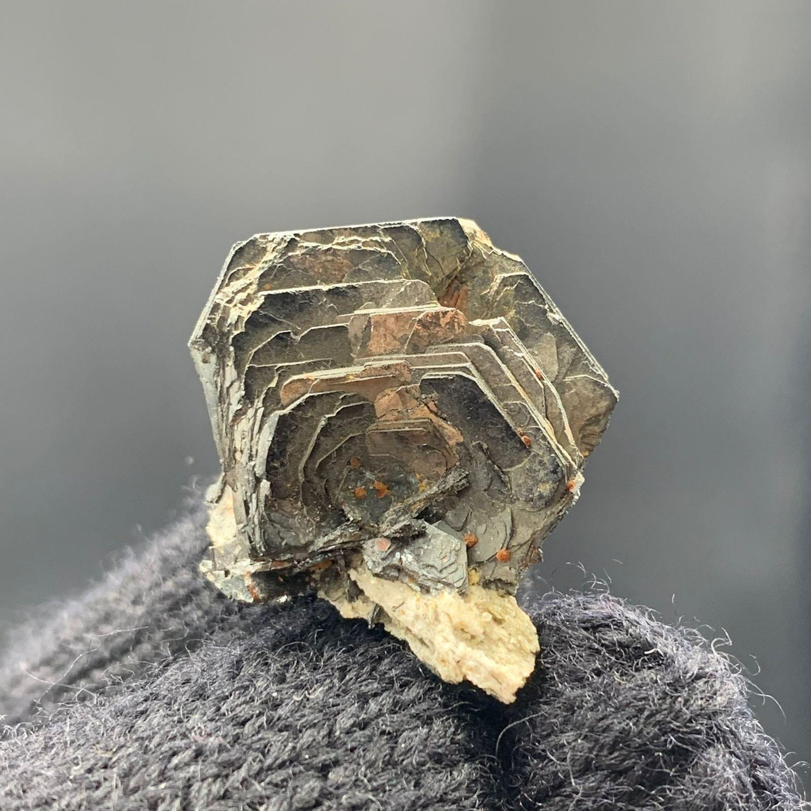 Wunderschöne Hämatit-Rosenkristalle mit Siderit auf Albite aus Skardu, Pakistan im Angebot 1