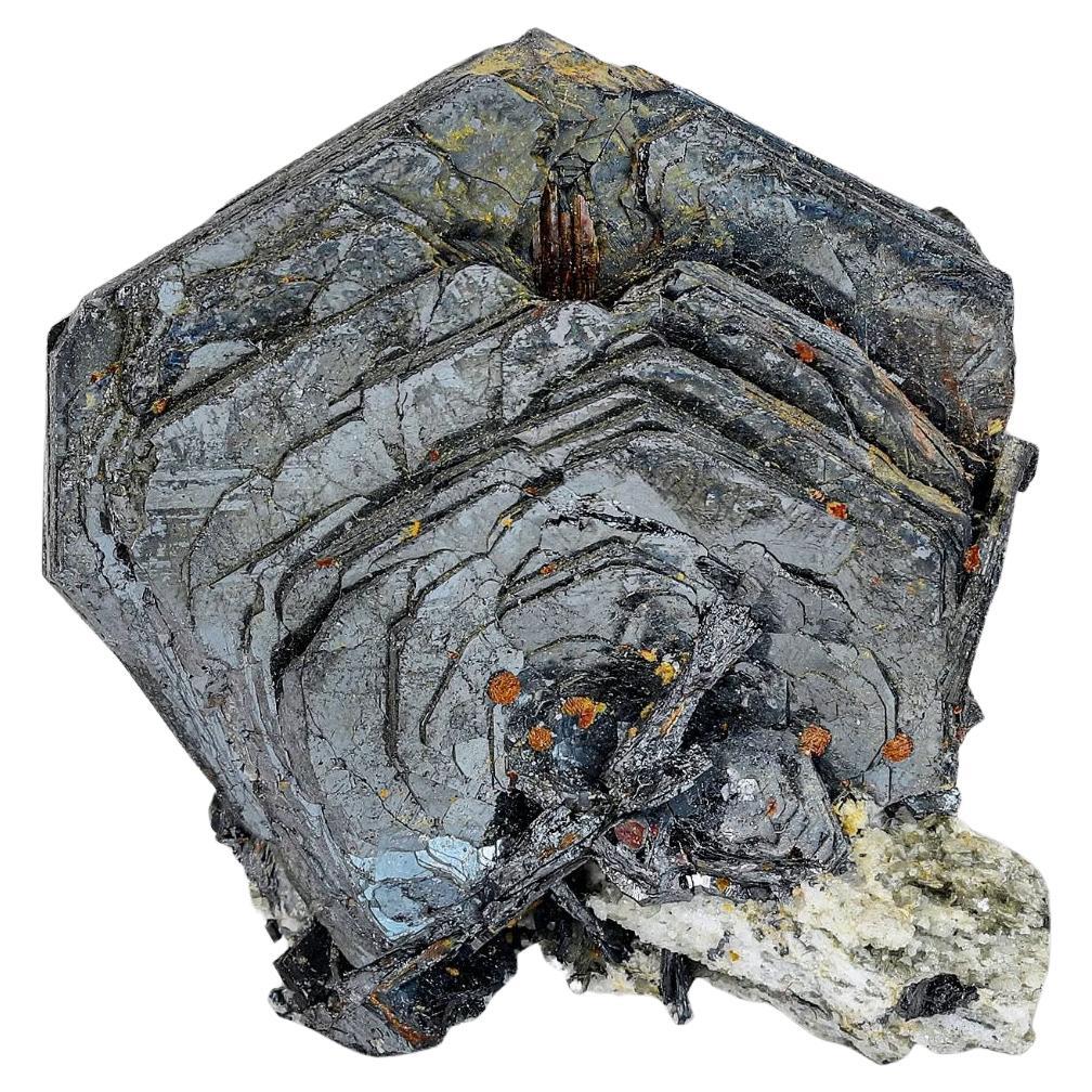 Splendidi cristalli di ematite rosa con siderite su albite da Skardu, Pakistan