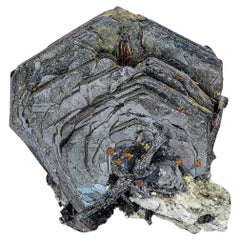 Splendidi cristalli di ematite rosa con siderite su albite da Skardu, Pakistan