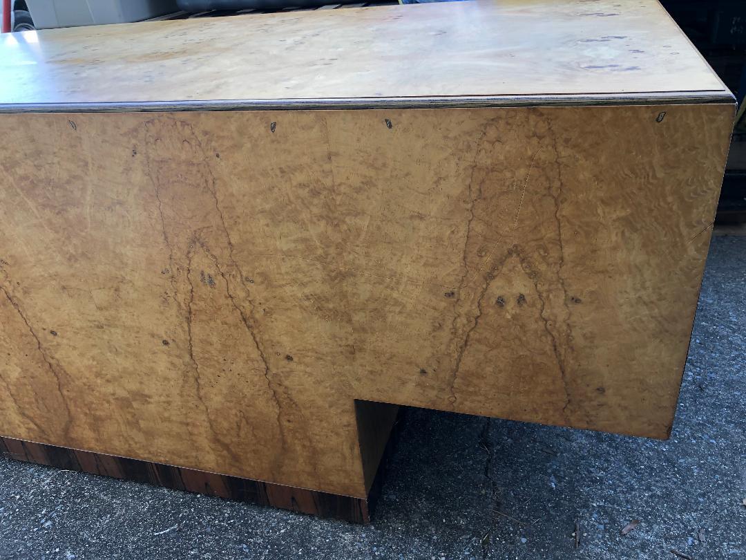 Precioso Escritorio Ejecutivo Henredon Escena Dos Madera de Olivo Burilada Moderno de Mediano Siglo en venta 3