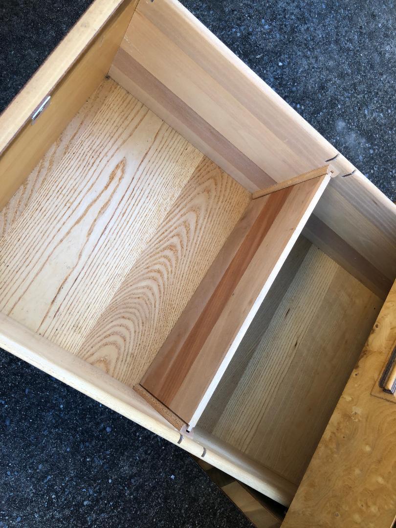 Precioso Escritorio Ejecutivo Henredon Escena Dos Madera de Olivo Burilada Moderno de Mediano Siglo en venta 8