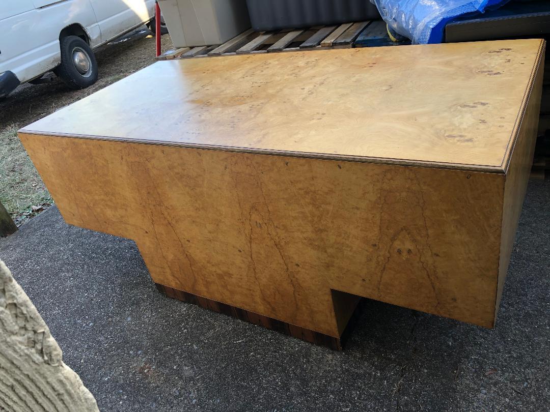 Precioso Escritorio Ejecutivo Henredon Escena Dos Madera de Olivo Burilada Moderno de Mediano Siglo en venta 2