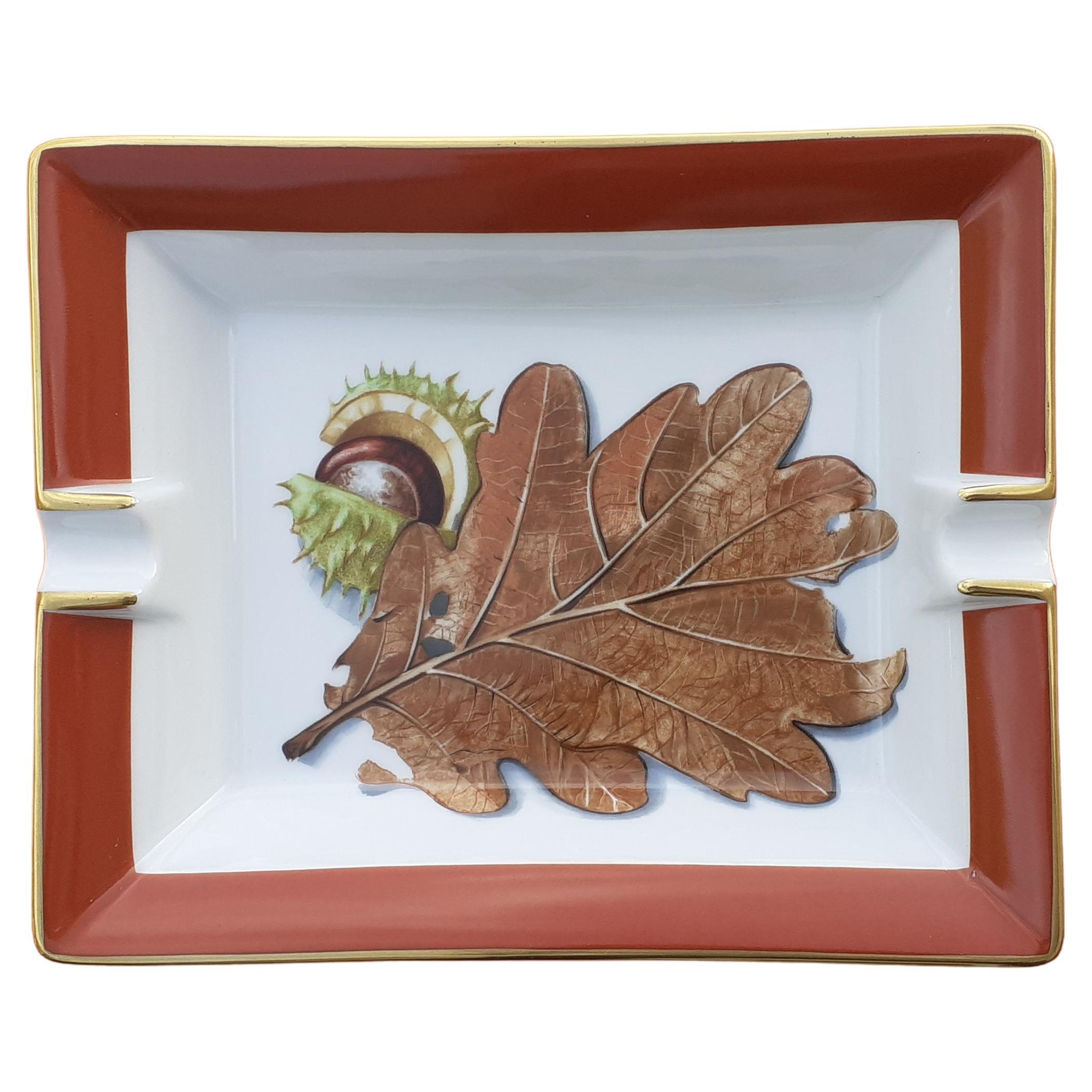 Gorgeous and Rare Authentic Hermès Ashtray

Print: Chestnut and Oak Leaf

Theme: Fall 

Made in France

Made of printed porcelain

Colorways: White, Brown, Green, Golden


