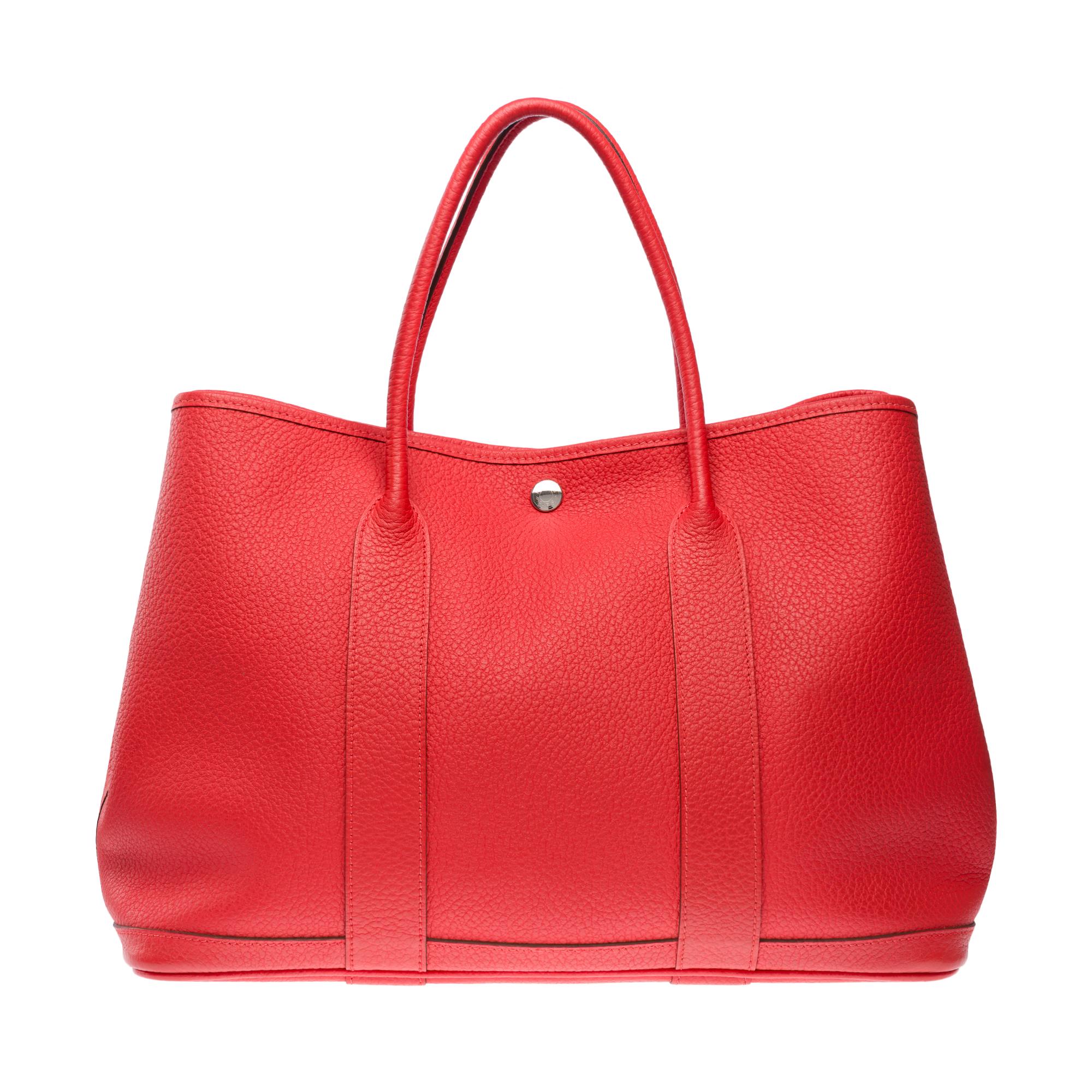 Beautiful​ ​Hermes​ ​Garden​ ​party​ ​36​ ​Tote​ ​bag​ ​in​ ​Orange​ ​Poppy​ ​Negonda​ ​leather​ ​,​ ​orange​ ​double​ ​handle​ ​leather​ ​for​ ​a​ ​hand​ ​or​ ​shoulder​ ​carry

Silver​ ​plated​ ​metal​ ​studs​ ​snap​ ​closure
Beige​ ​canvas​