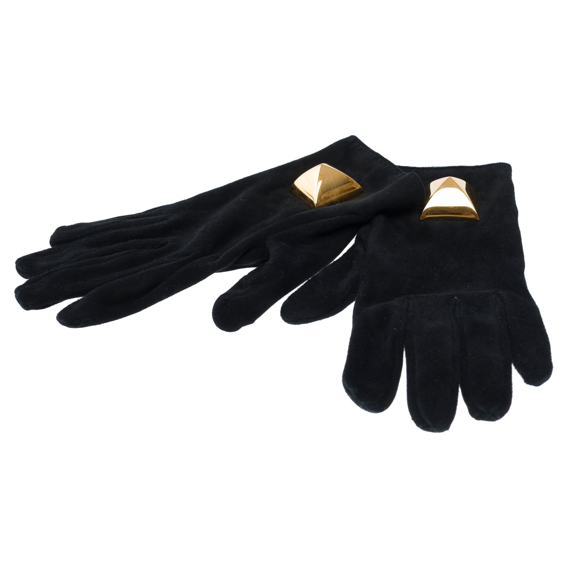 Superb​ ​pair​ ​of​ ​Hermès​ ​women's​ ​gloves​ ​in​ ​black​ ​suede​ ​decorated​ ​with​ ​a​ ​gold​ ​metal​ ​pyramid​ ​on​ ​the​ ​upper​ ​cuff

Dimensions:​ ​23x8.5​ ​cm​ ​(9​ ​x​ ​3.7​ ​inches)
Size:7.5

Reference:​ ​102560

Overall​ ​Condition:​