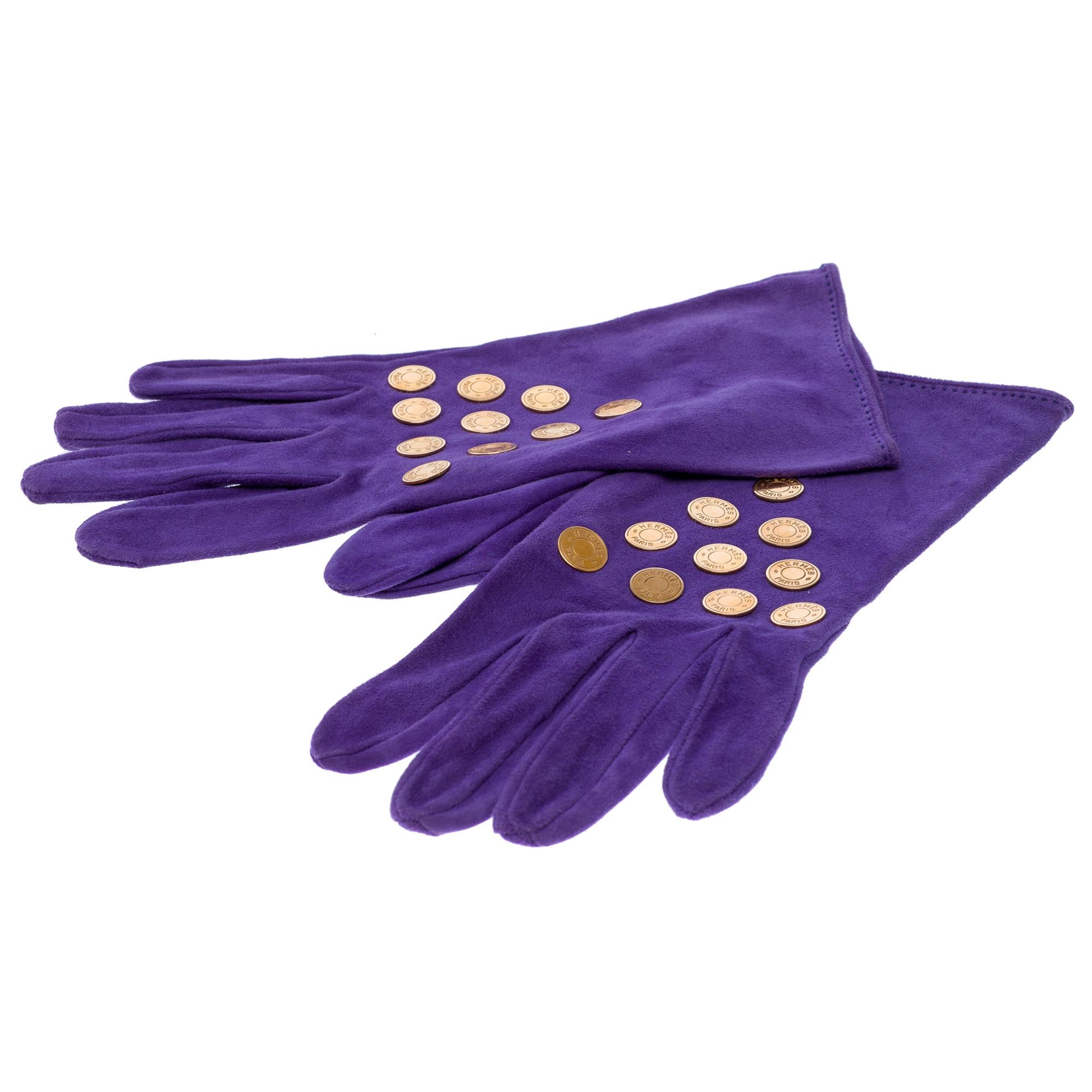 Superb​ ​pair​ ​of​ ​Hermès​ ​gloves​ ​for​ ​women​ ​in​ ​purple​ ​suede​ ​adorned​ ​with​ ​10​ ​buttons​ ​gold​ ​saddle​ ​nails​ ​Hermès
Dimensions:​ ​23x9.5​ ​cm​ ​(10.2x3.7​ ​inches)
Size:​ ​7.5

Reference:​ ​102561

General​ ​condition:​