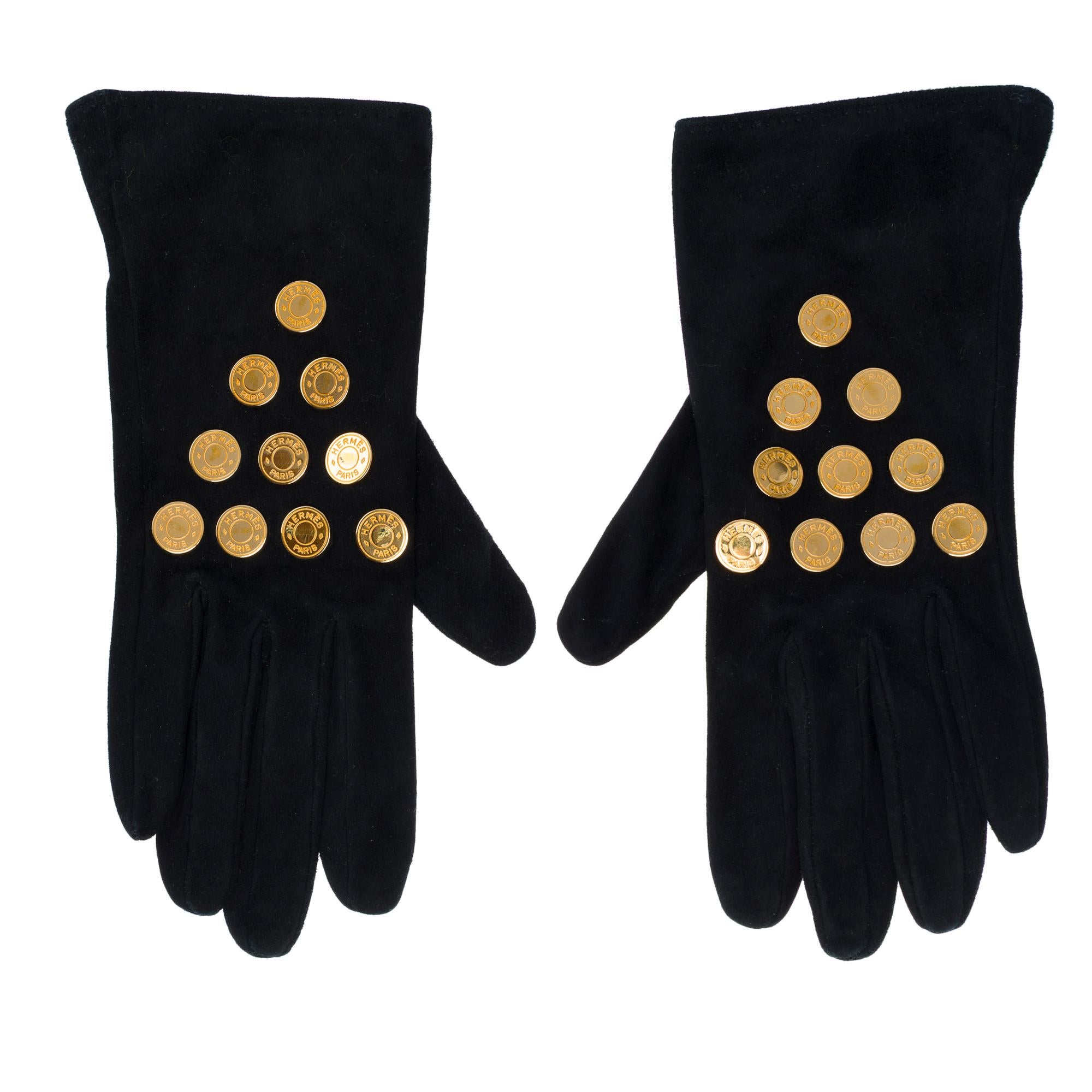 Beautiful​ ​pair​ ​of​ ​Hermès​ ​gloves​ ​for​ ​women​ ​in​ ​suede​ ​adorned​ ​with​ ​10​ ​buttons​ ​gold​ ​saddle​ ​nails​ ​Hermès​ ​
Dimensions:​ ​23x9.5​ ​cm​ ​(10.2x3.7​ ​inches)
Size:​ ​7

Reference:​ ​102559

General​ ​condition:​