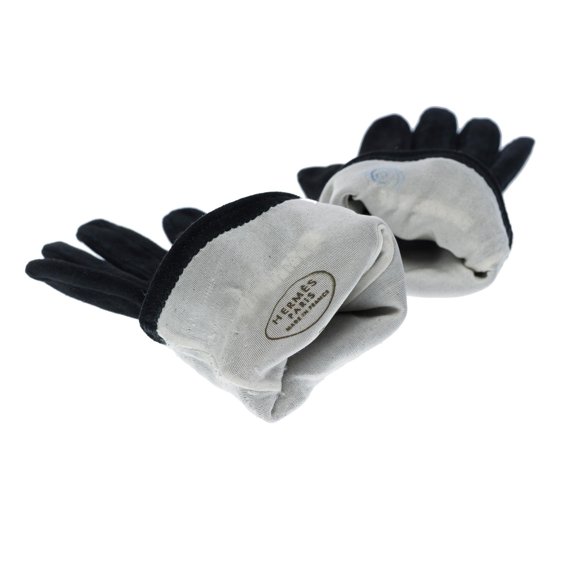 Gorgeous Hermès gloves for women in Black Suede For Sale 1