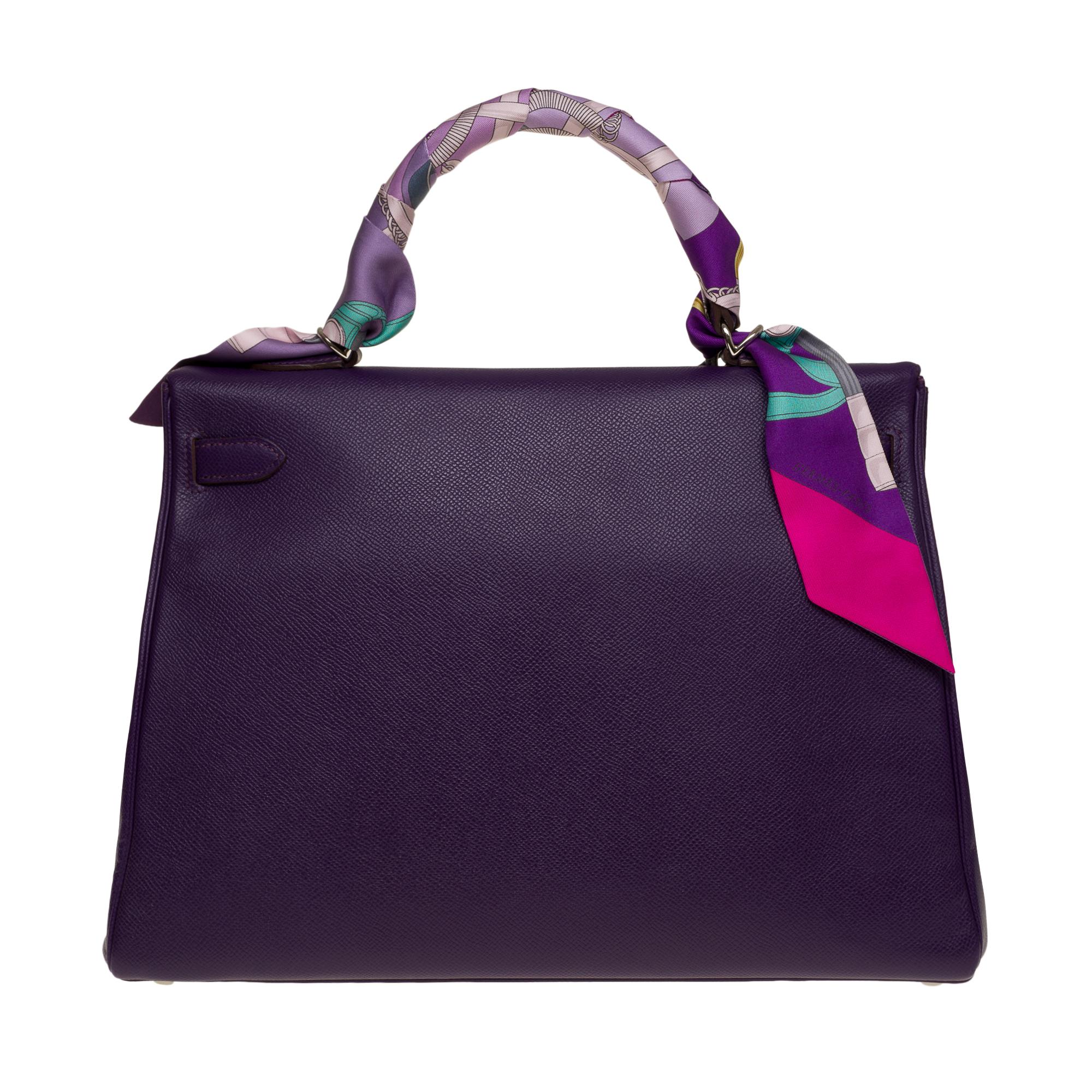 Exquisite Hermes Kelly 35 retourne handbag strap in Anemone Epsom leather, palladium silver metal hardware, purple leather handle, removable shoulder strap in purple epsom leather for hand or shoulder support
Flap closure
Inner lining in purple