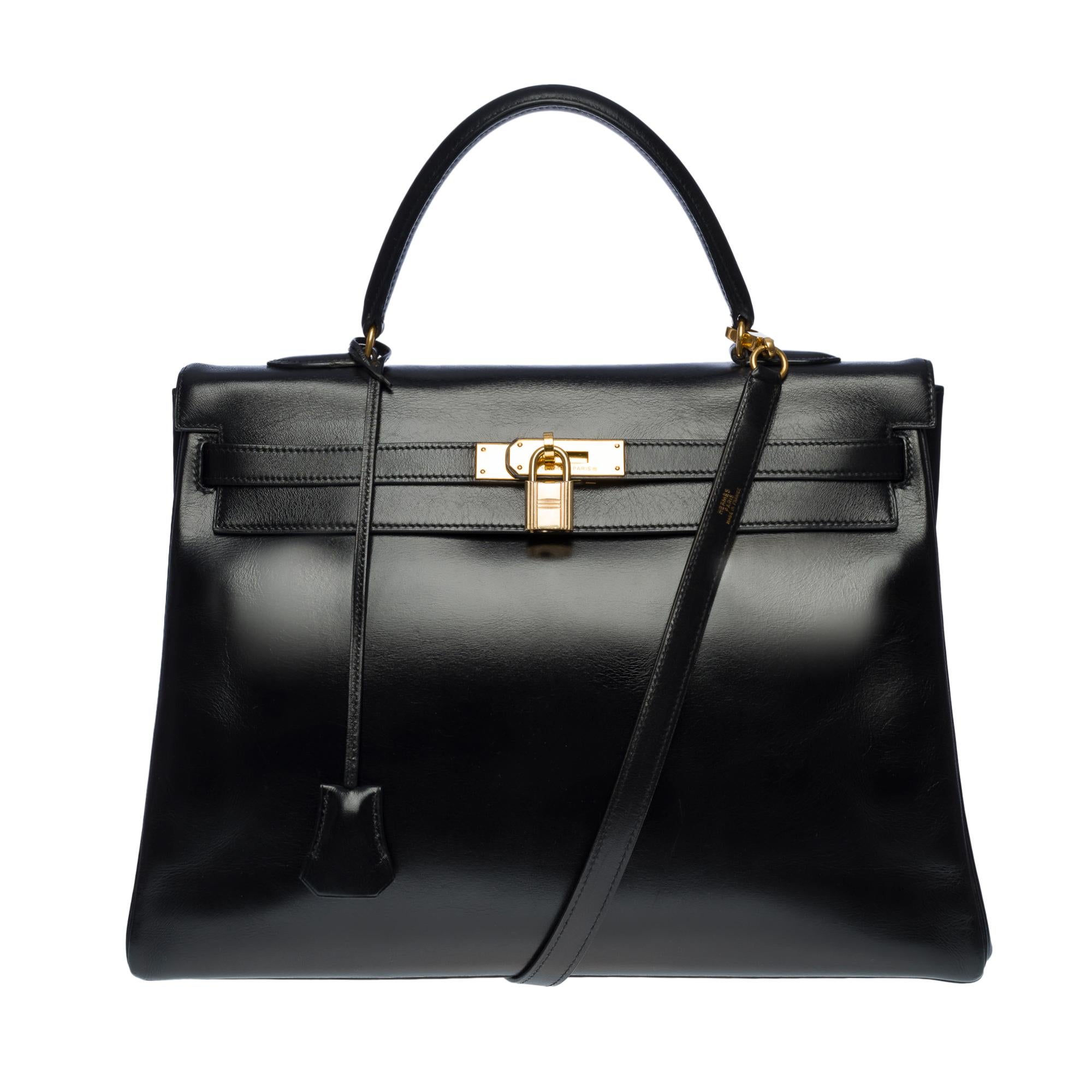 Gorgeous Hermes Kelly 35 retourne handbag strap in Black box Calf leather, gold plated metal hardware, black box leather handle, removable shoulder strap in black box leather for a hand or shoulder support

Flap closure
Black leather lining, one
