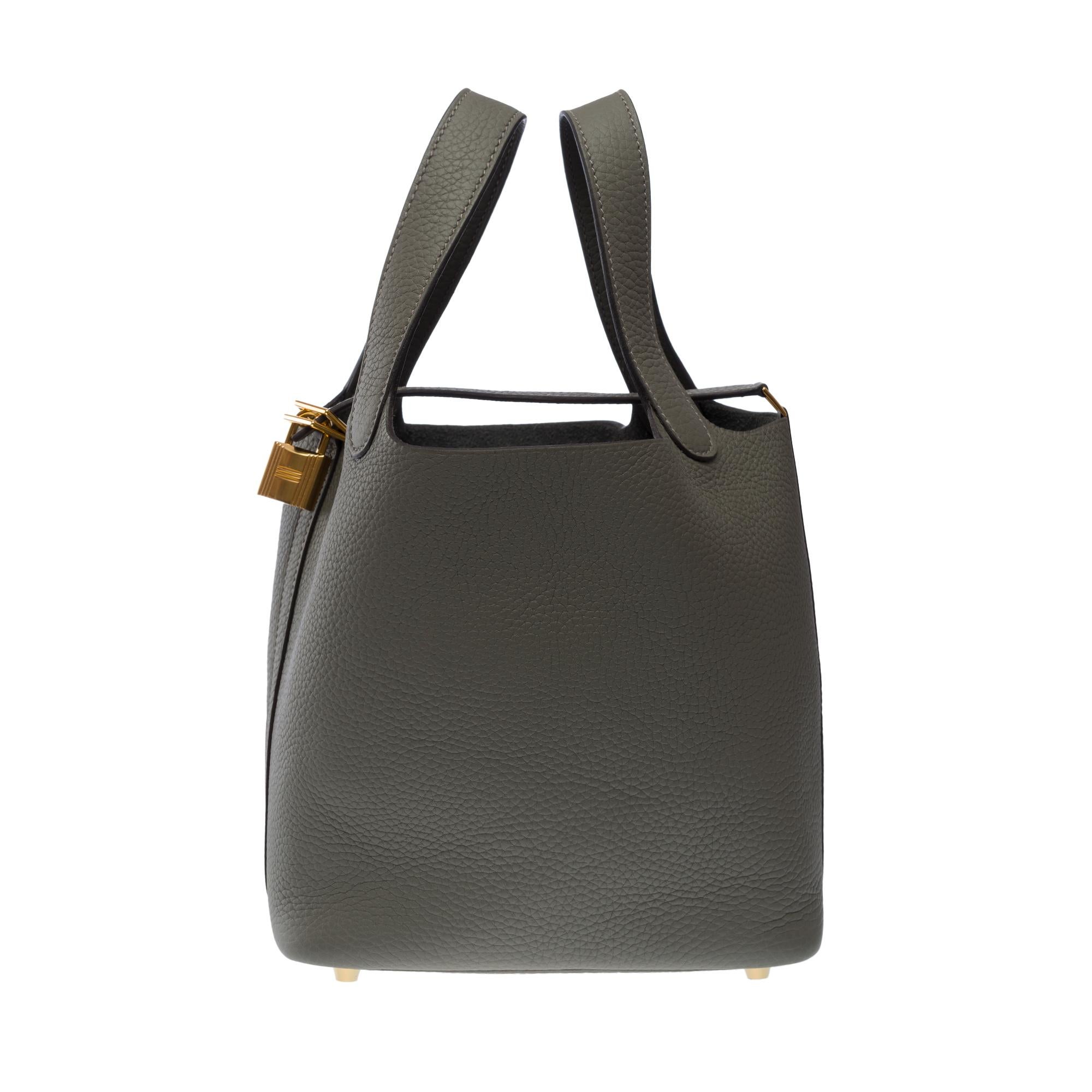 Charming​ ​Hermes​ ​Picotin​ ​18​ ​in Gris​ ​Meyer​ ​Taurillon​ ​Clémence​ ​leather,​ ​gold-plated​ ​metal​ ​hardware,​ ​double​ ​handle​ ​in​ ​gray​ ​leather​ ​allowing​ ​a​ ​hand​ ​carry

Closure​ ​by​ ​leather​ ​tab
Grey​ ​suede​