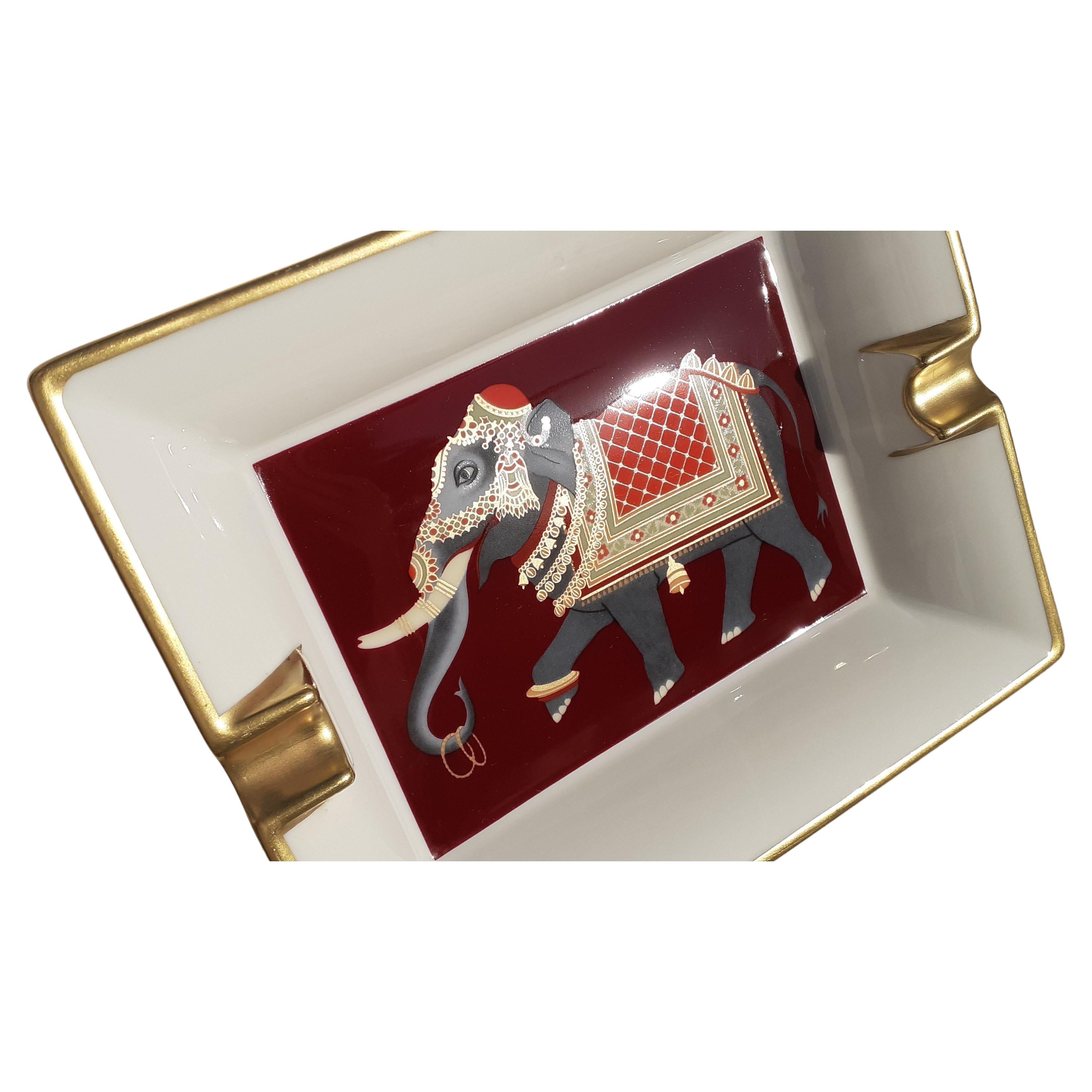 Absolutely Gorgeous Authentic Hermès Ashtray

Pattern: Elephant dressed in his finery

Made in France

Vintage item

Made of  french limoges porcelain and golden edges

Colorways: White / Burgundy / Orange / Grey / Golden

The jewels and other