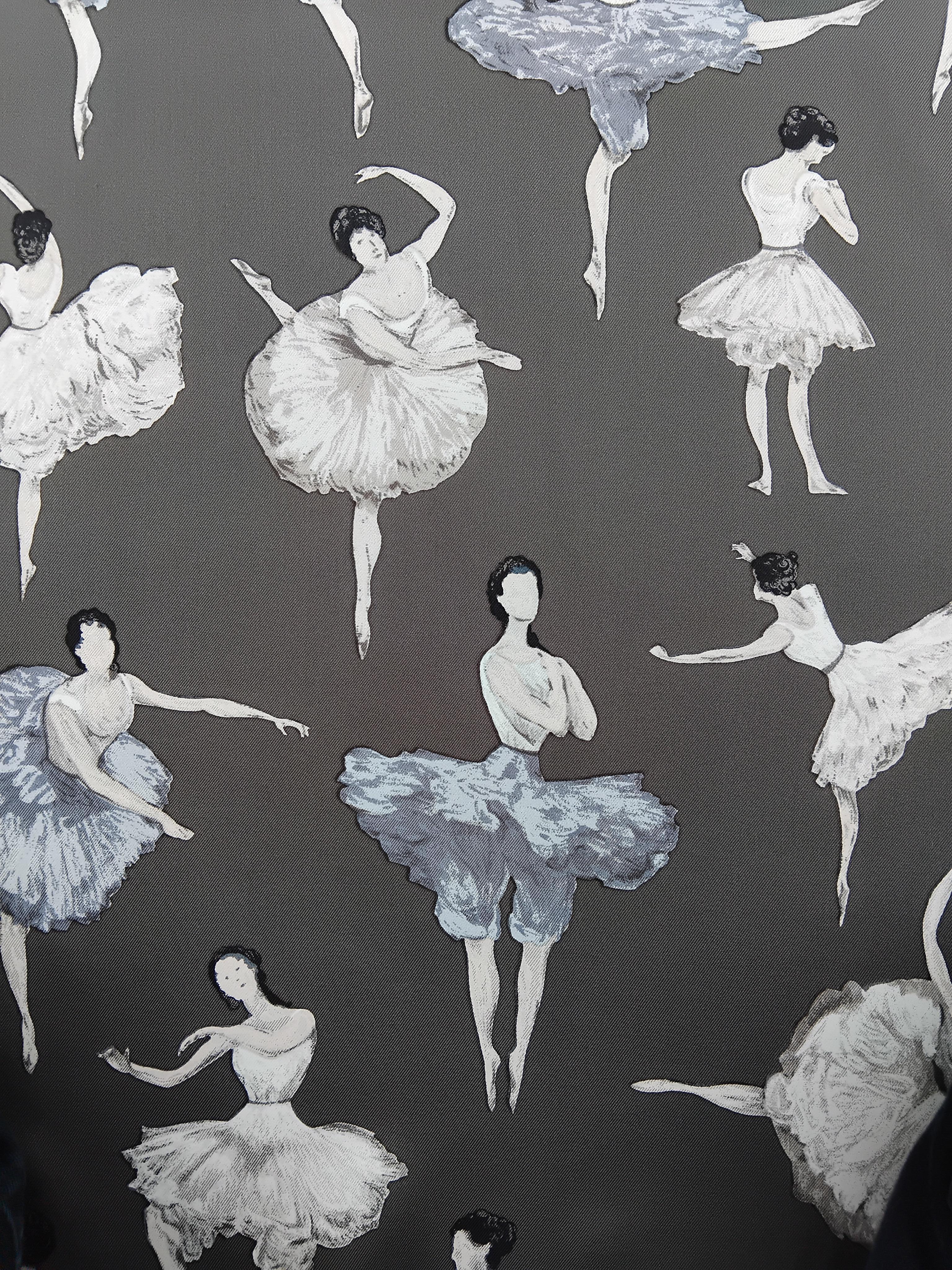 Wunderschöner Hermès Seidenschal La Danse Ballerinas Clerc Etoupe 90 cm im Angebot 7