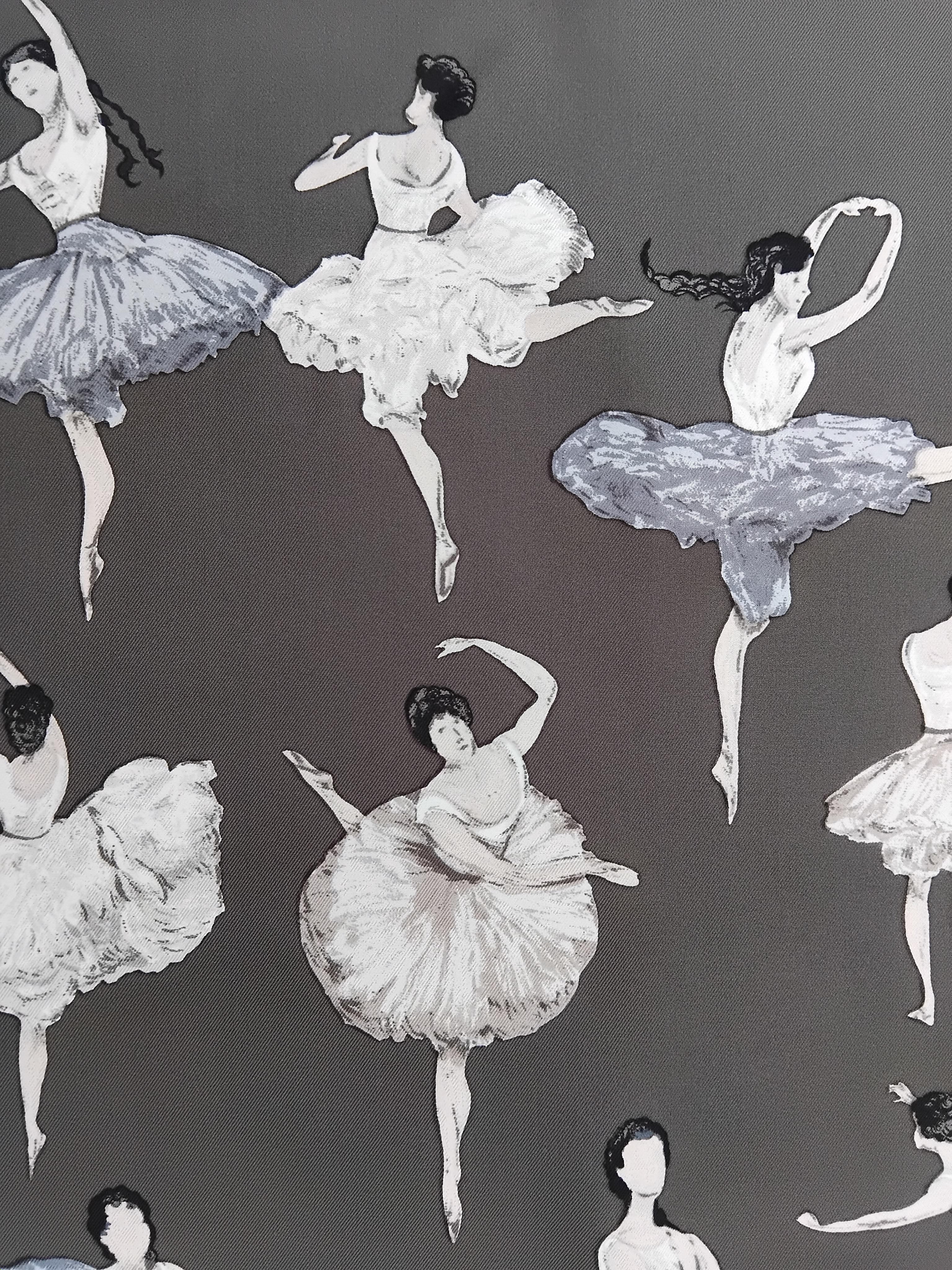 Wunderschöner Hermès Seidenschal La Danse Ballerinas Clerc Etoupe 90 cm im Angebot 11