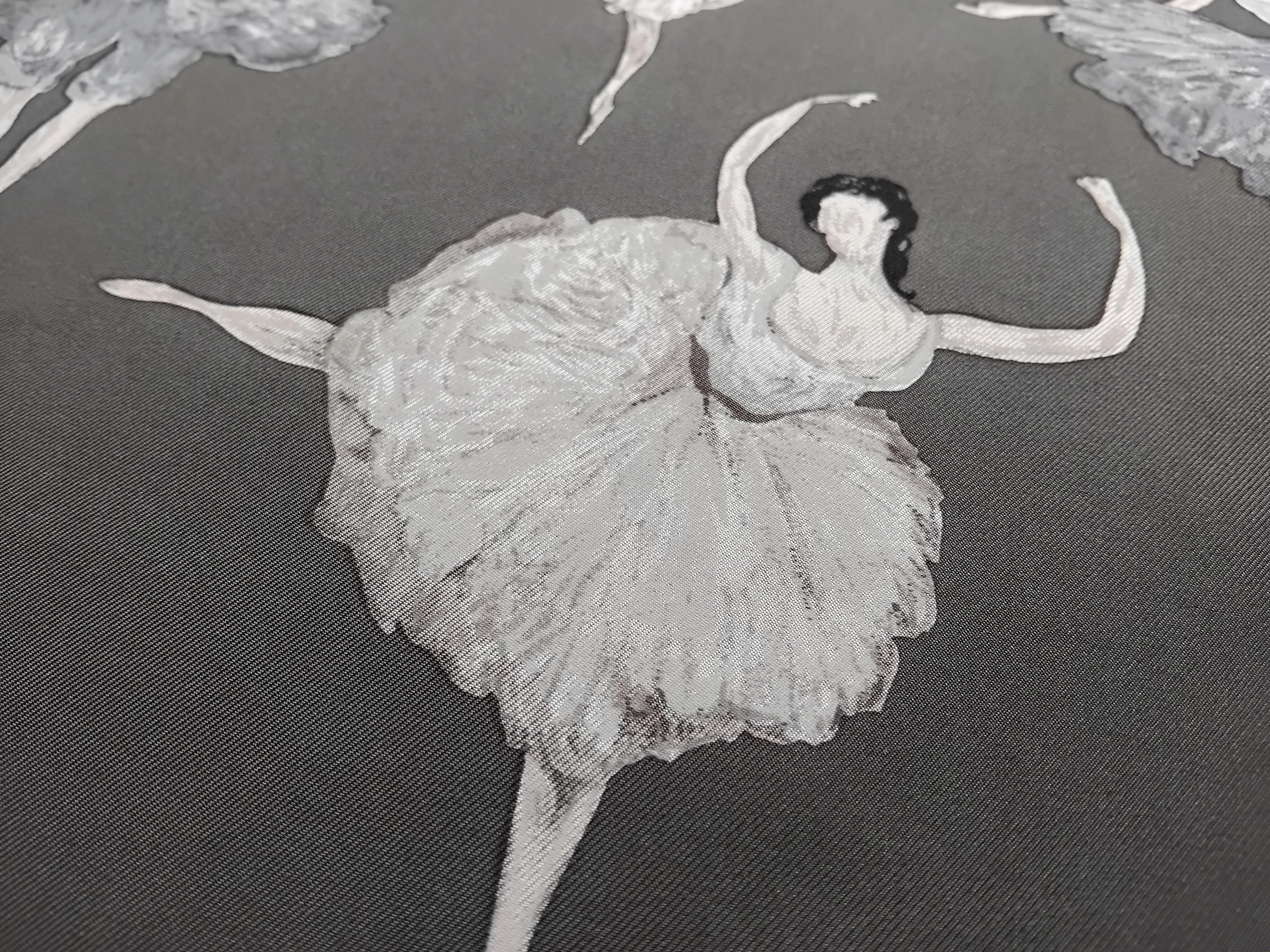 Wunderschöner Hermès Seidenschal La Danse Ballerinas Clerc Etoupe 90 cm im Angebot 13