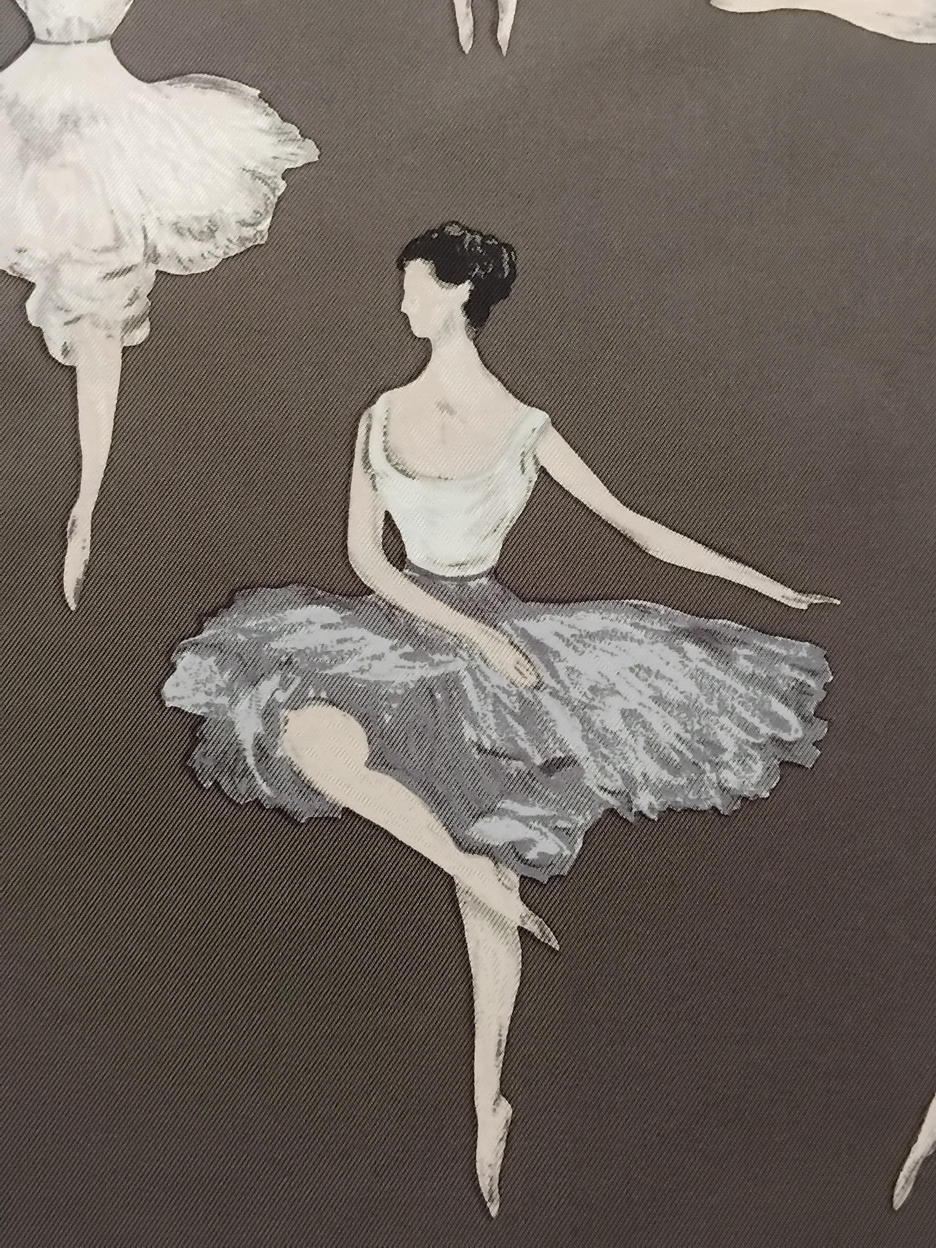 Süßer und eleganter authentischer Hermès-Schal

Drucken: La Danse

Entworfen von Jean Louis Clerc im Jahr 1961. Dies ist eine Neuauflage

Absolut schön in dieser seltenen Farbvariante 

Hergestellt in Frankreich

Hergestellt aus 100%