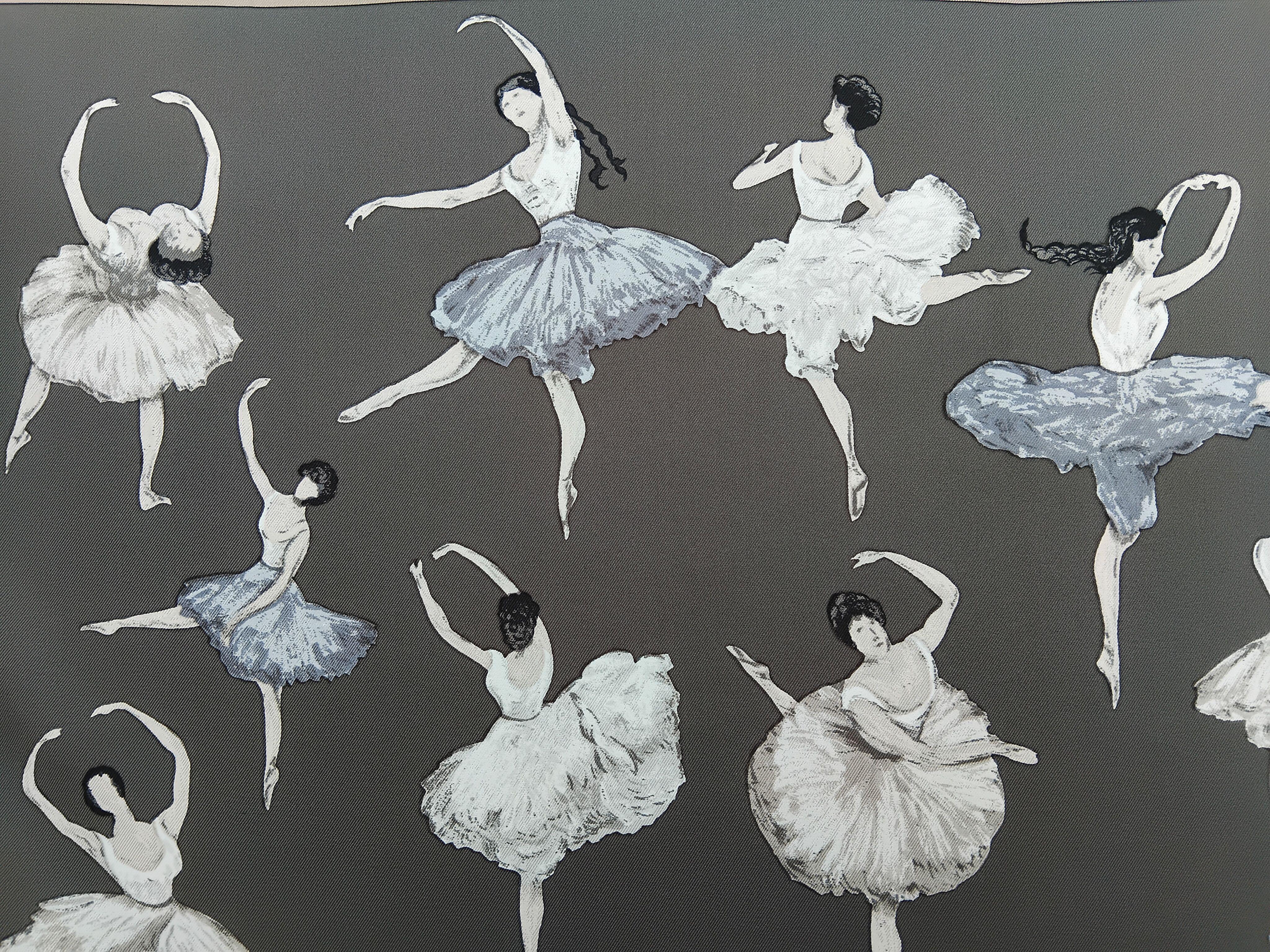 Wunderschöner Hermès Seidenschal La Danse Ballerinas Clerc Etoupe 90 cm im Angebot 4